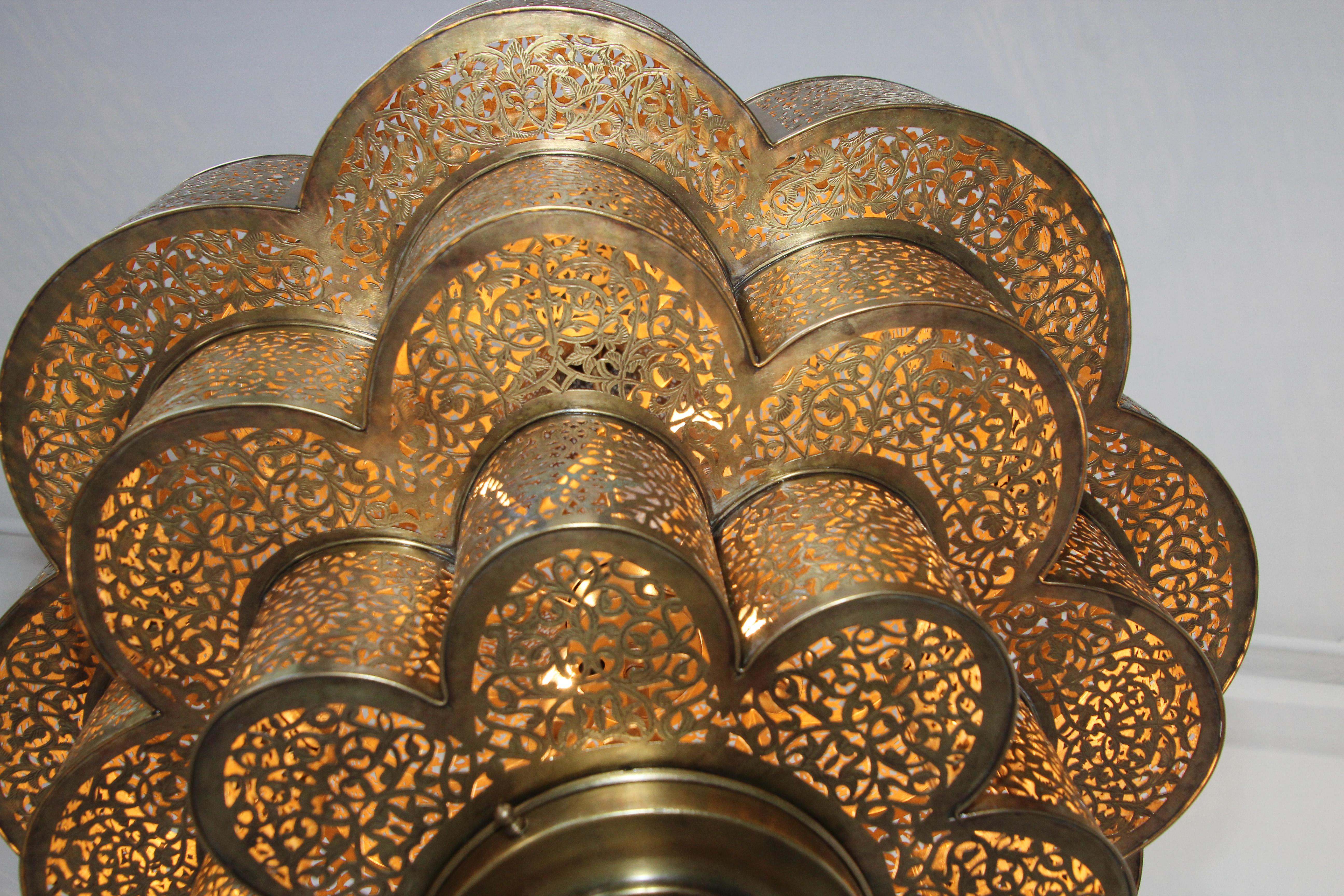 Laiton Grand lustre marocain mauresque de l'Alhambra en laiton en vente