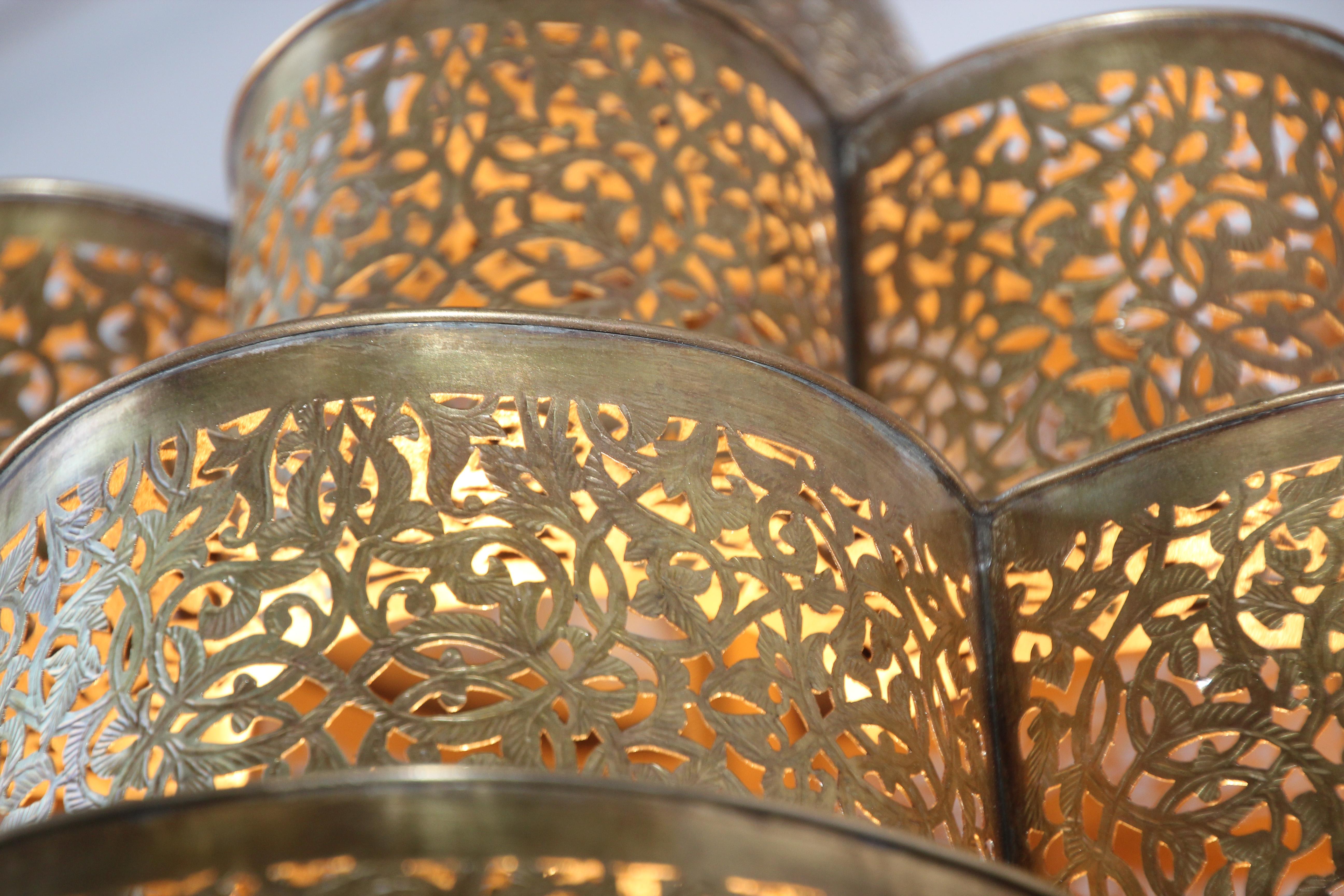 Grand lustre marocain mauresque de l'Alhambra en laiton en vente 3