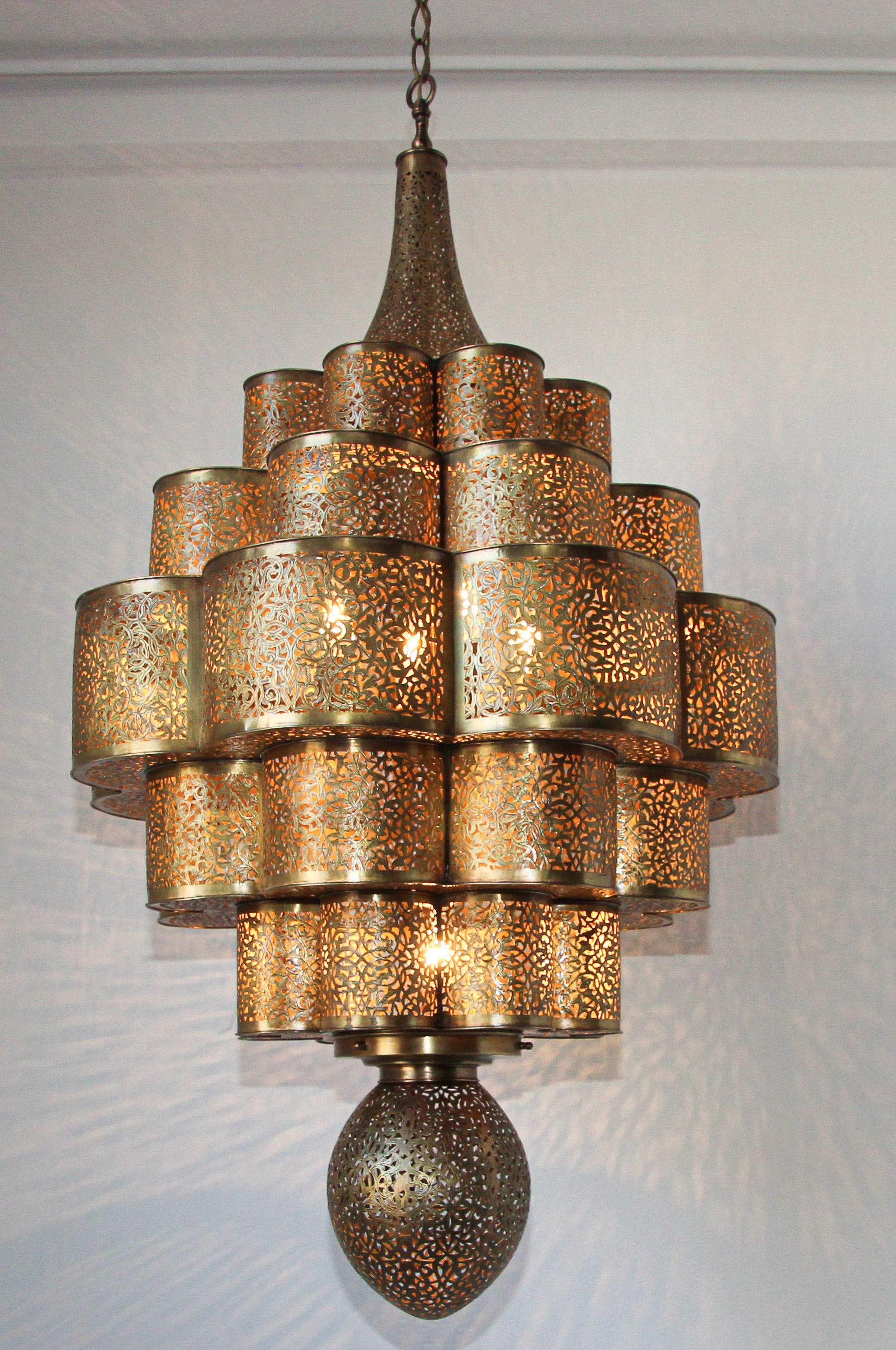 Fabulous finely handcrafted and hand chased Moroccan Moorish brass Alhambra hanging chandelier.
This Alhambra Moroccan chandelier is made of brass and delicately handcrafted, hand-chase, hand-hammered and chiseled, the brass become a Fine art like a