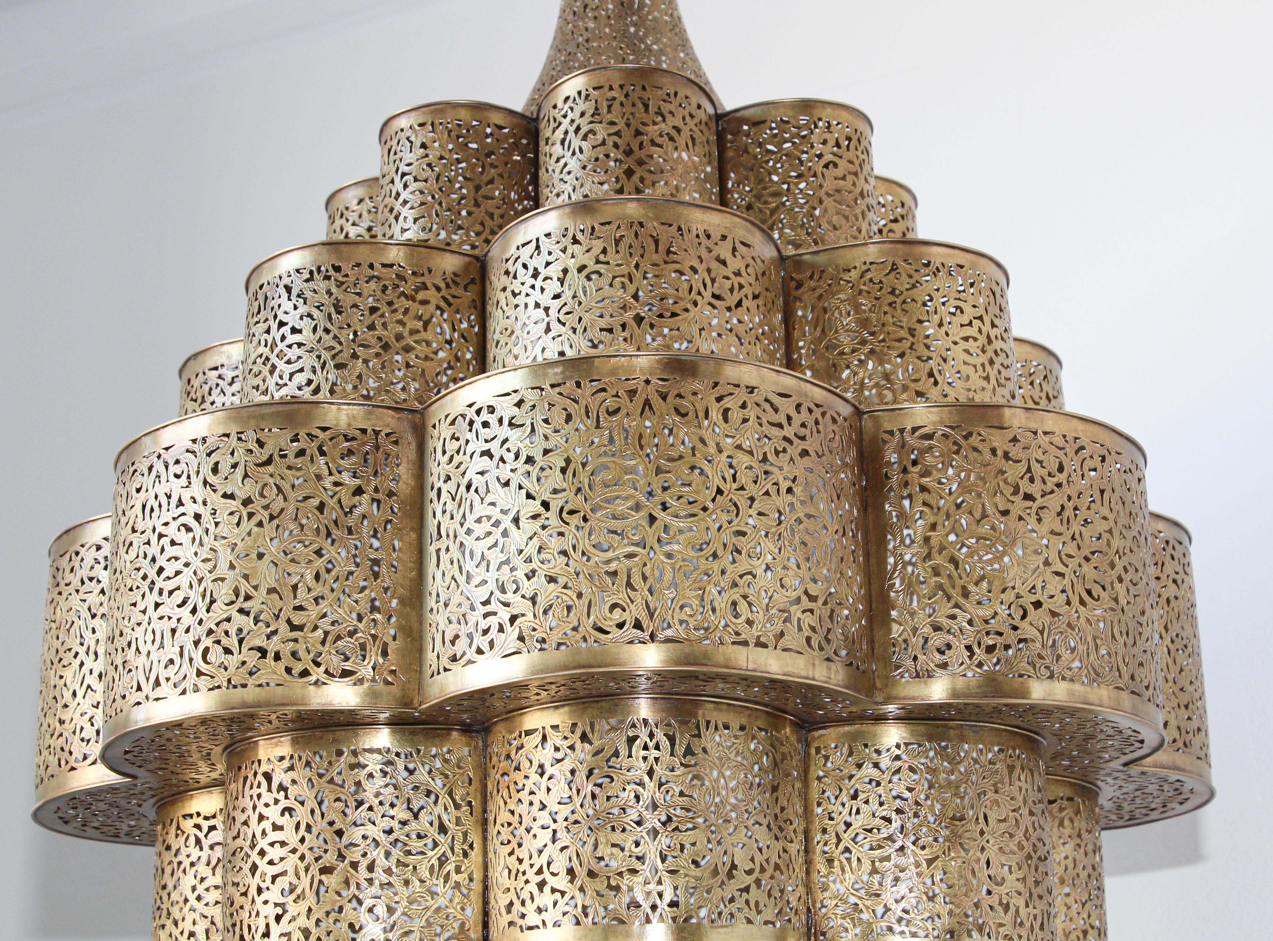 Marocain Grand lustre marocain mauresque de l'Alhambra en laiton en vente