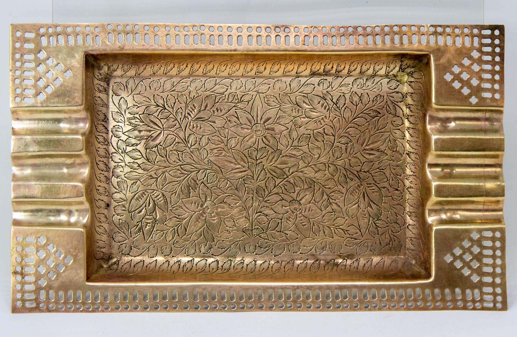 Grande posacenere per sigari d'epoca marocchino in ottone rettangolare inciso.
Piatto da portata marocchino oversize in ottone lavorato a mano, finemente inciso con disegni floreali in stile moresco.
Questo vassoio in ottone massiccio martellato e