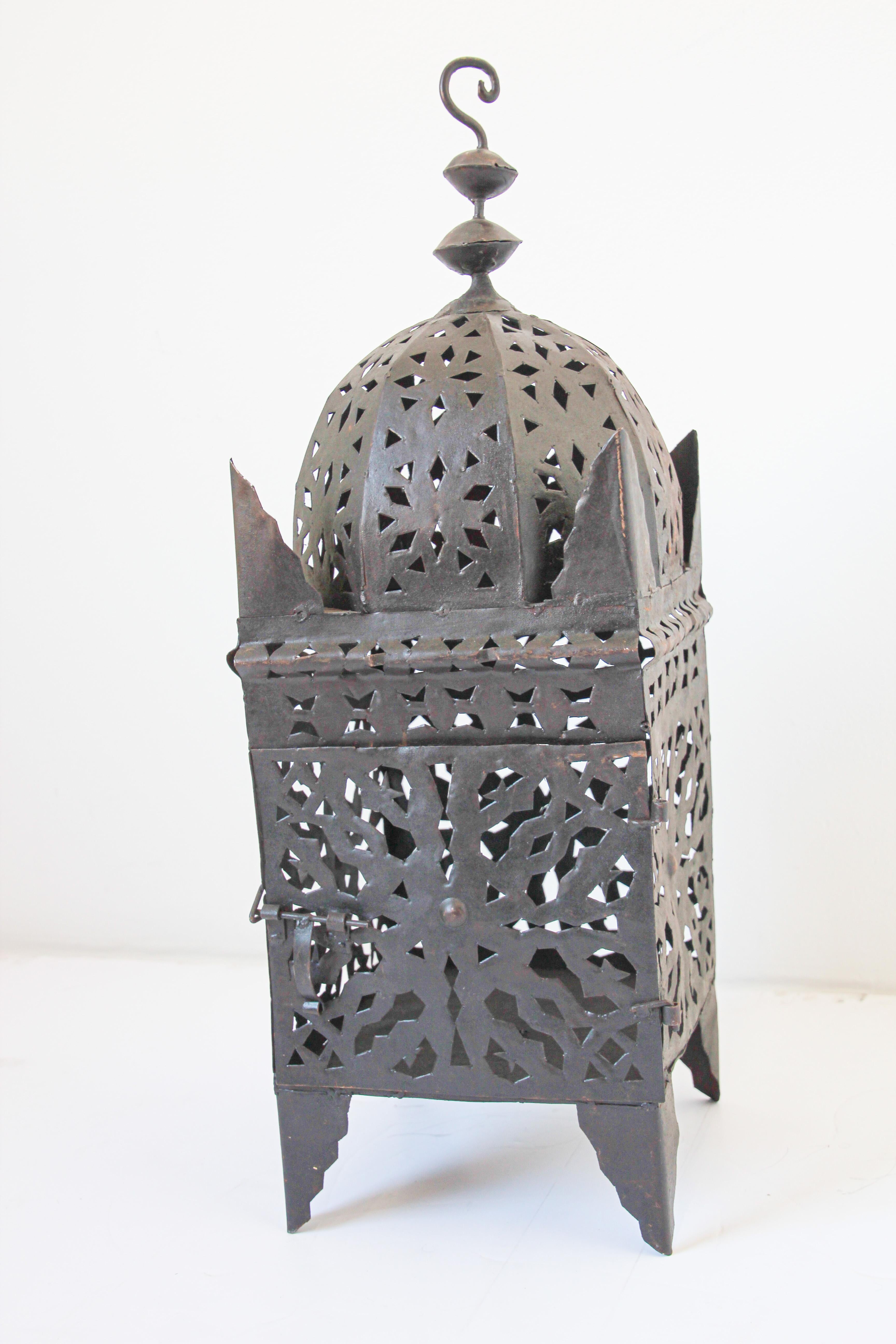 Large Moroccan Moorish Hurricane Metal Candle Lantern In Good Condition For Sale In North Hollywood, CA