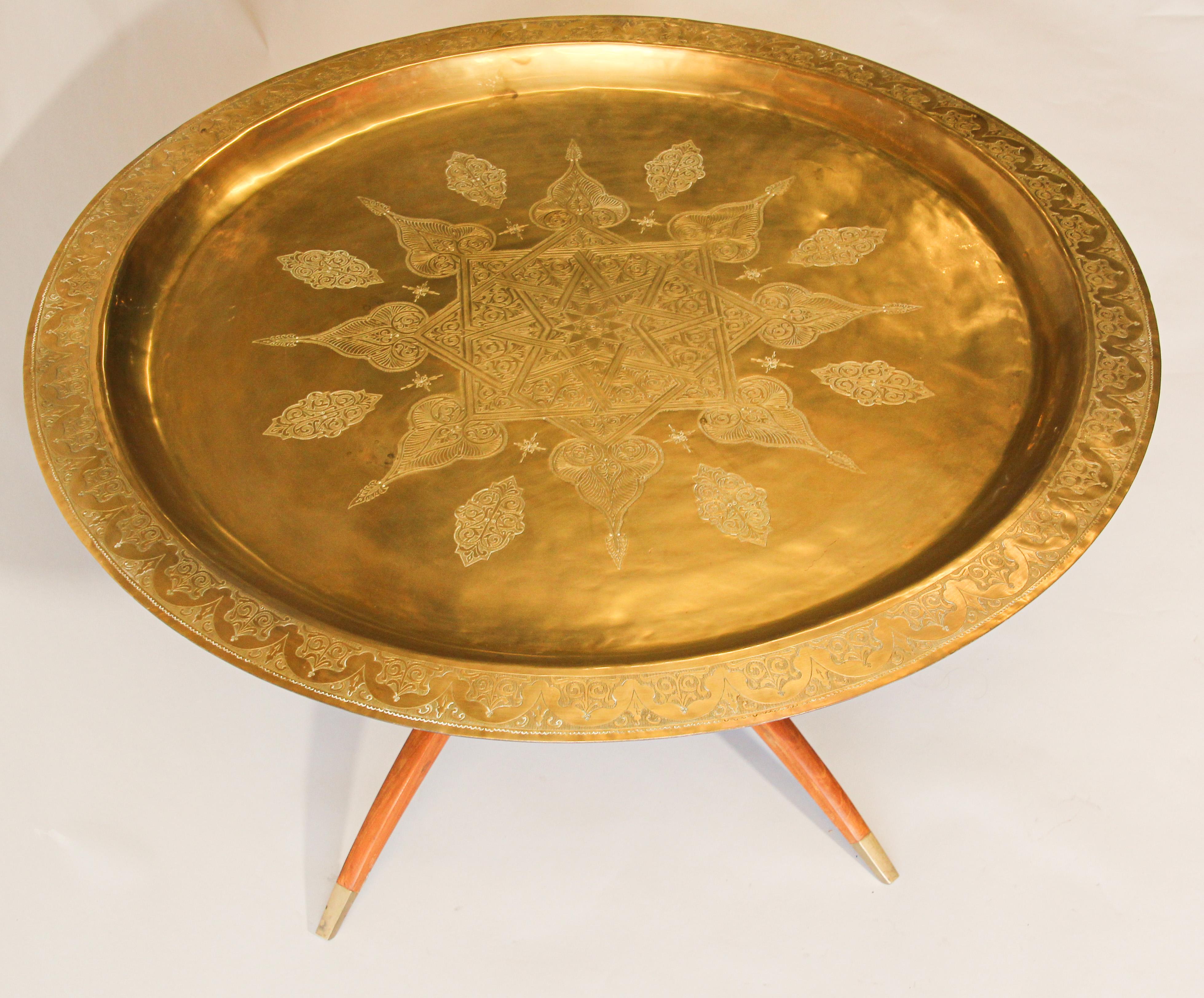 Engraved and embossed large 39 inches round midcentury Anglo-Indian brass tray table.
Polished brass Moroccan tray, very good condition, standing on folding mahogany base with six legs.
Large metal hand-hammered brass tray coffee table.
Middle