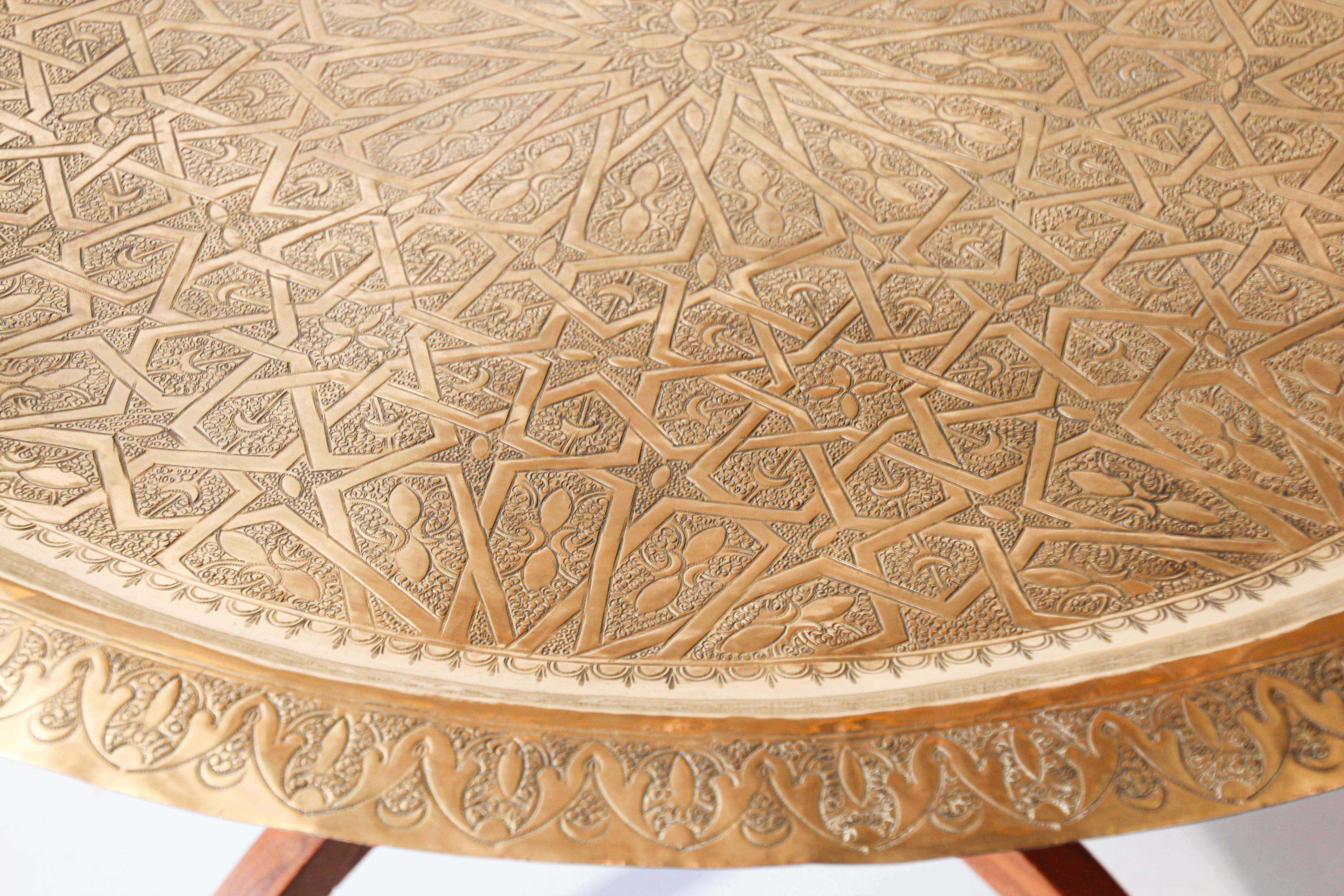 Large Moroccan Round Brass Tray Table on Folding Stand In Good Condition In North Hollywood, CA