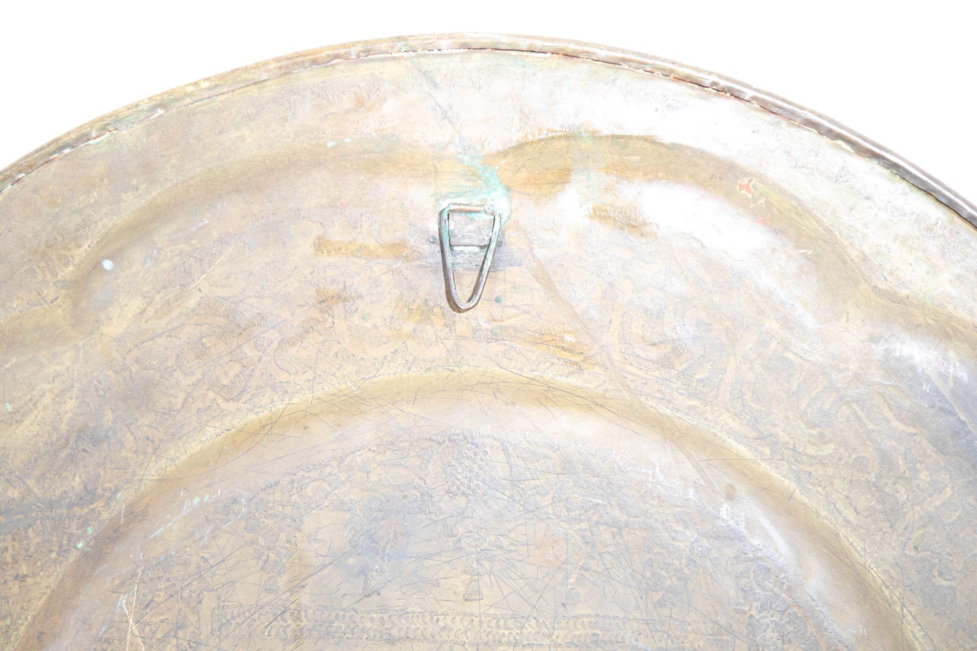 20ième siècle Grand plateau rond marocain en laiton Décoration murale, circa 1950s en vente