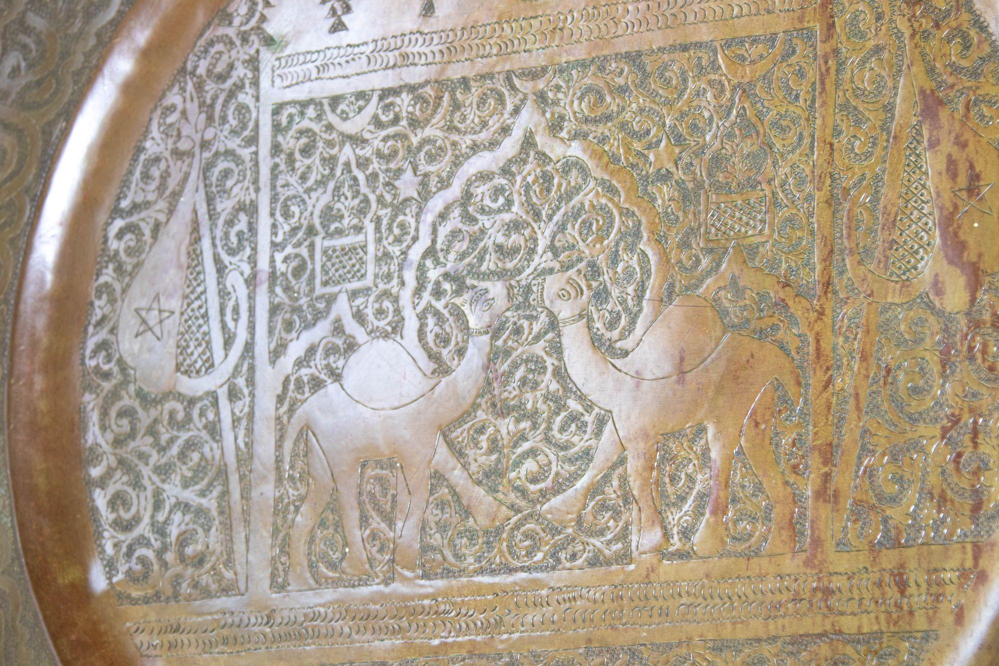 Grand plateau rond marocain en laiton Décoration murale, circa 1950s en vente 2