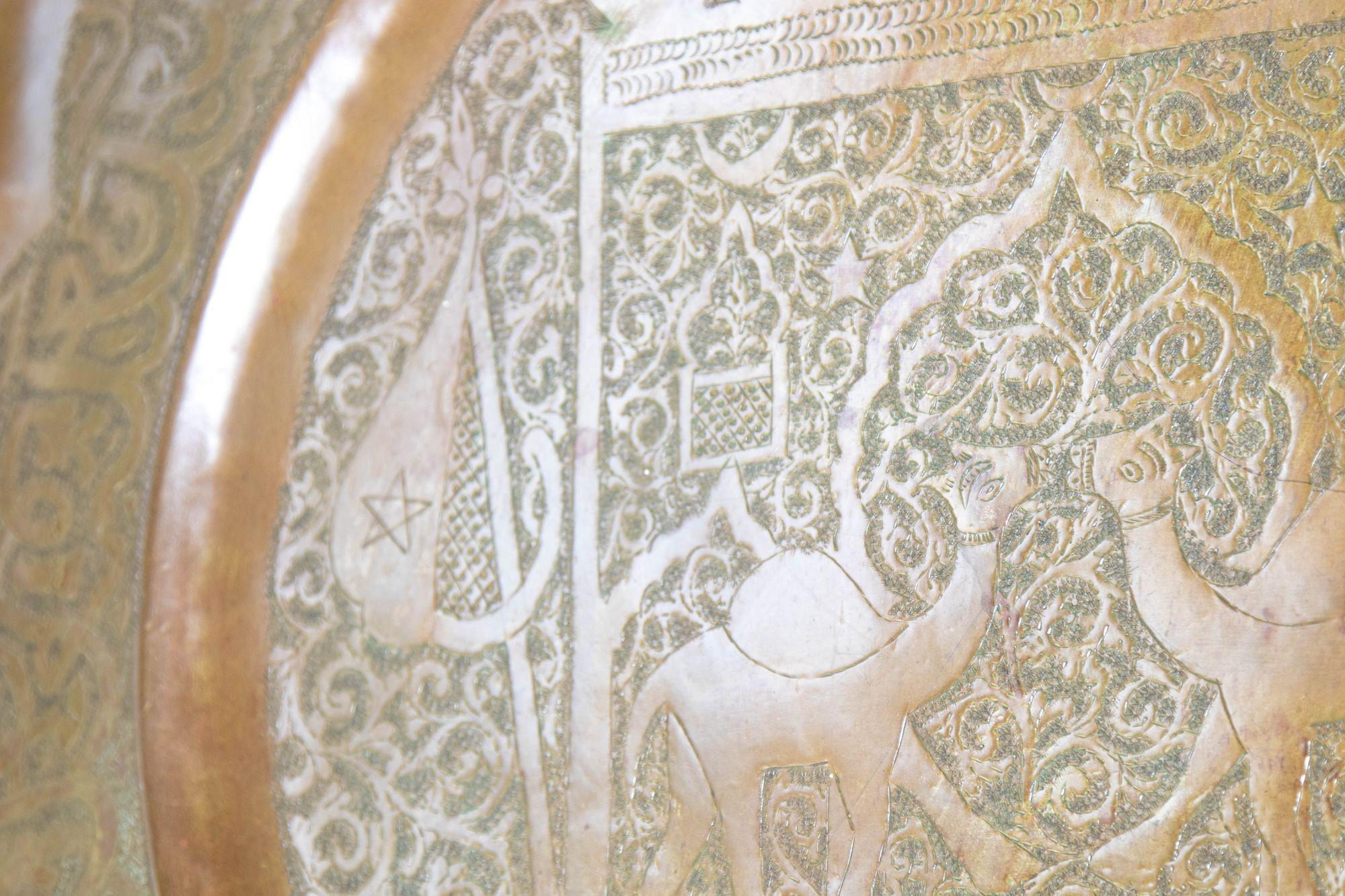 Grand plateau rond marocain en laiton Décoration murale, circa 1950s en vente 3