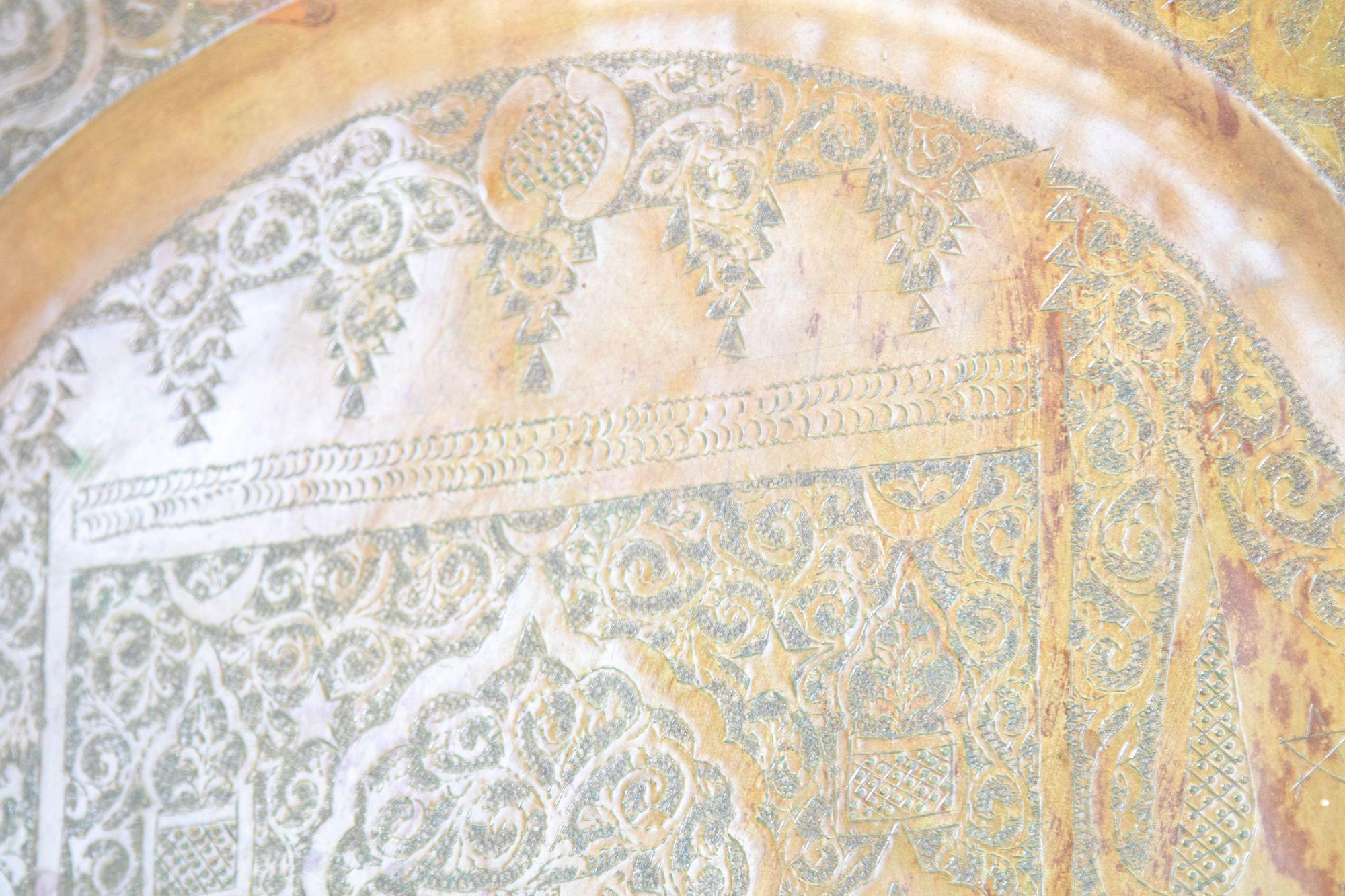 Grand plateau rond marocain en laiton Décoration murale, circa 1950s en vente 4