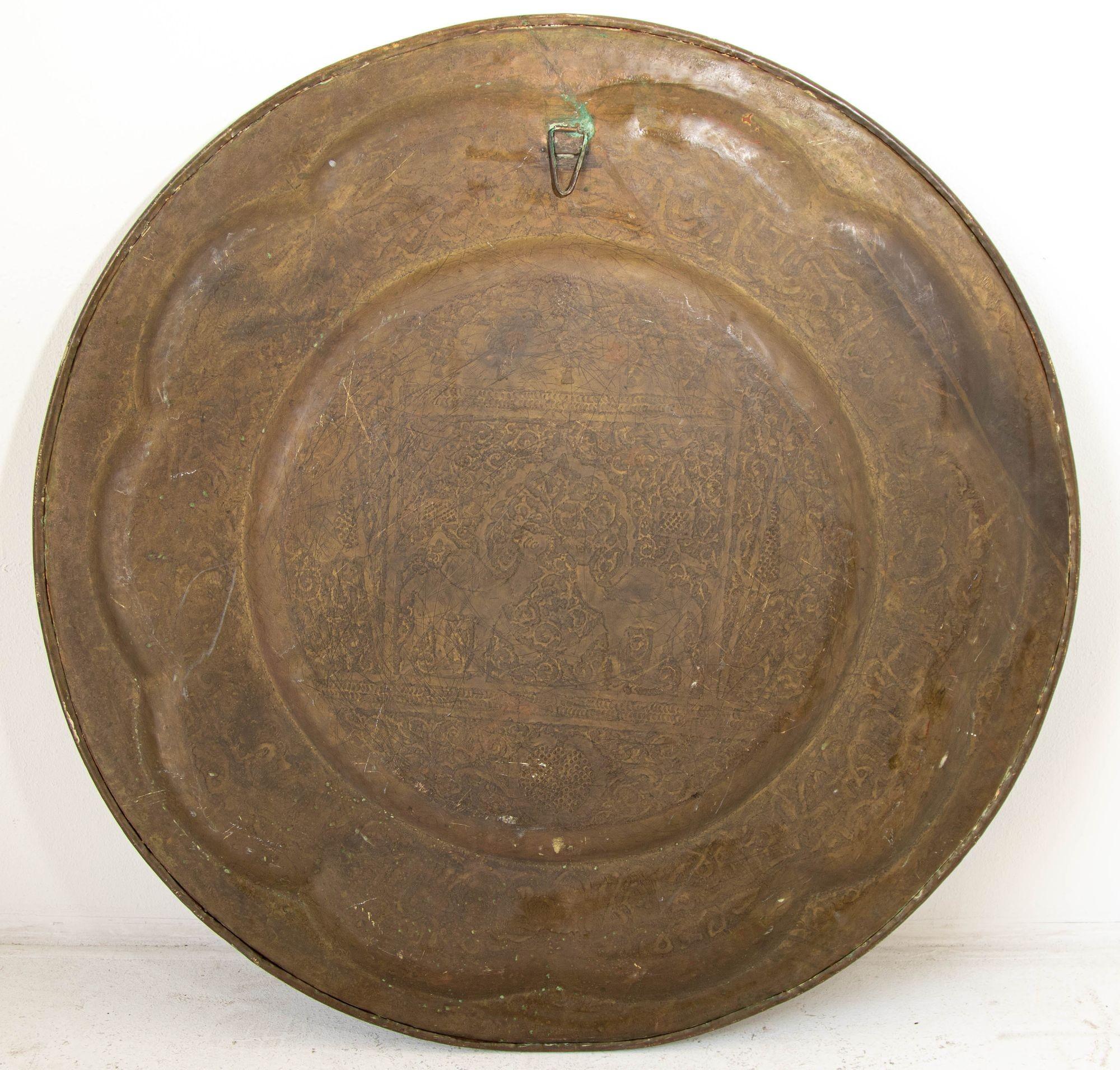 Large Moroccan Round Brass Tray Wall Decor, circa 1950s In Good Condition For Sale In North Hollywood, CA