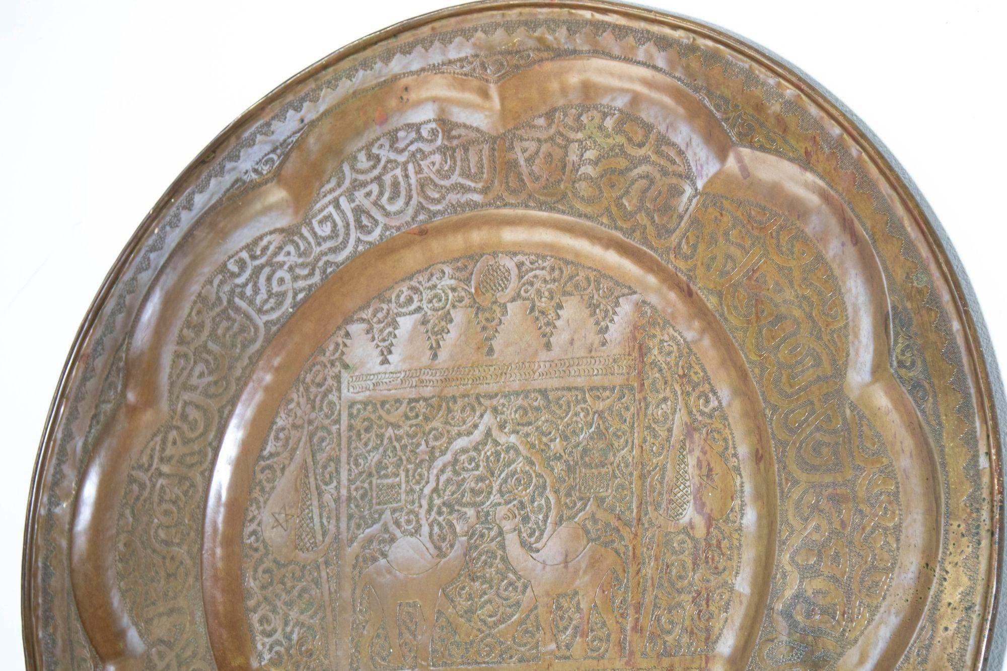 Buriné Grand plateau rond marocain en laiton Décoration murale, circa 1950s en vente