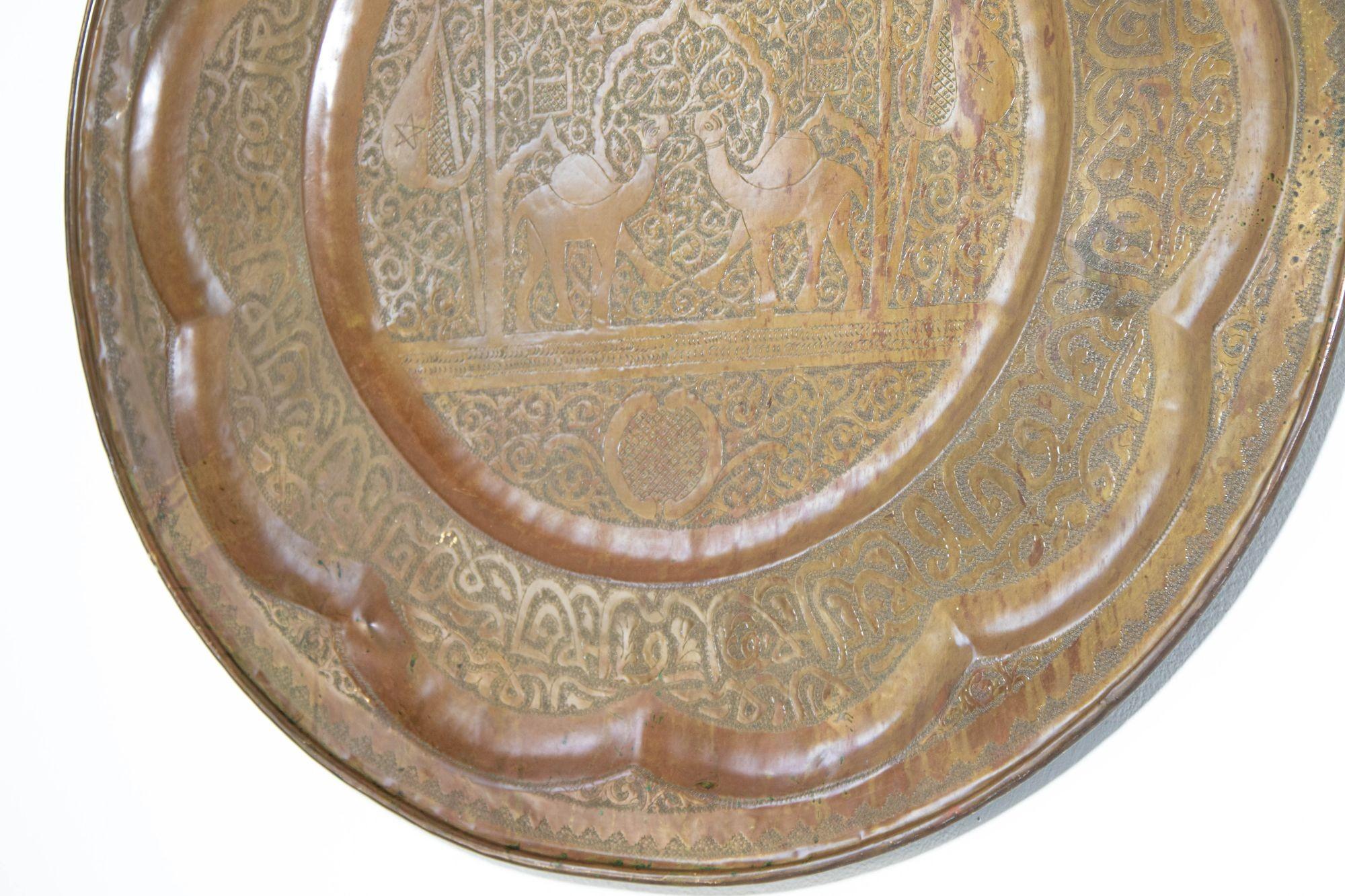 Grand plateau rond marocain en laiton Décoration murale, circa 1950s Bon état - En vente à North Hollywood, CA