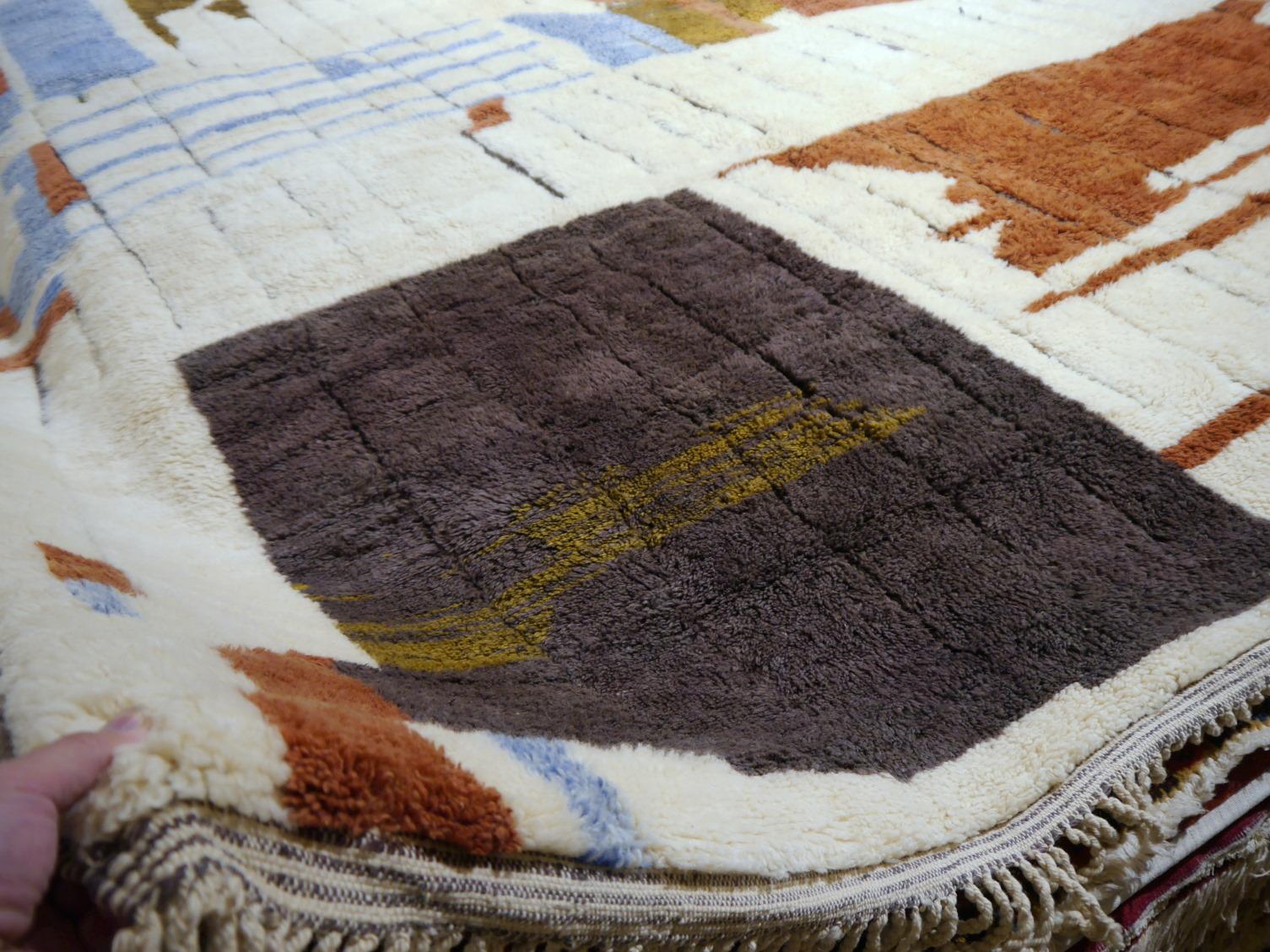 Großer Bauhaus inspirierter marokkanischer Amazigh Modern Teppich Nordafrikanisches Stammesdesign - Djoharian Collection 

Berberteppiche werden hauptsächlich in Marokko, Tunesien und Algerien hergestellt. Größter Produzent sind die Stammes- und