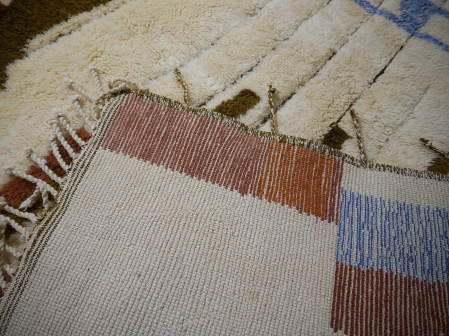 Großer marokkanischer Teppich im Bauhaus-Stil Nordafrikanisches Design Kollektion Djoharian (Stammeskunst) im Angebot