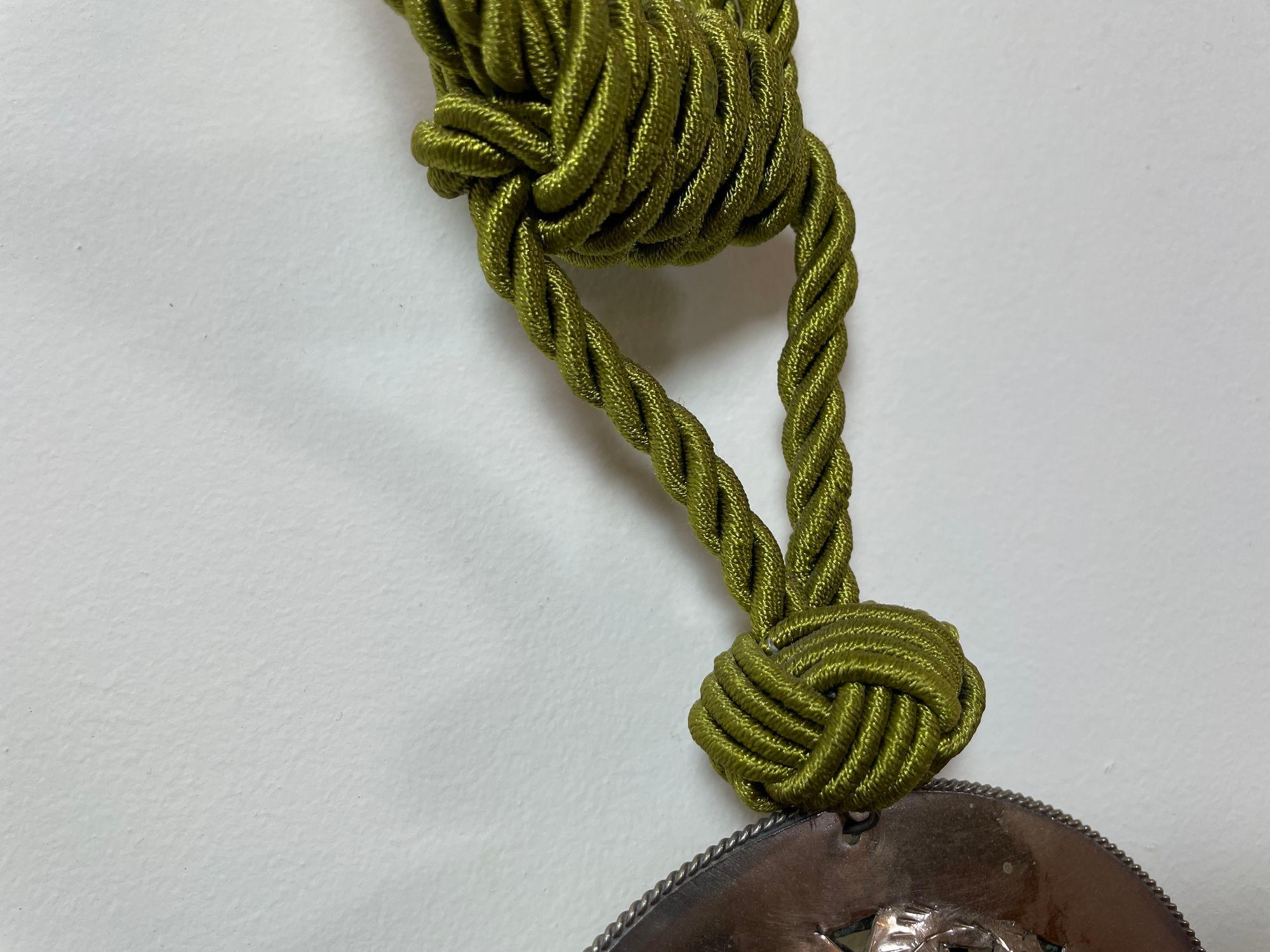 Métal Grand dos de rideau Passementerie en soie marocaine fait à la main, vert olive en vente