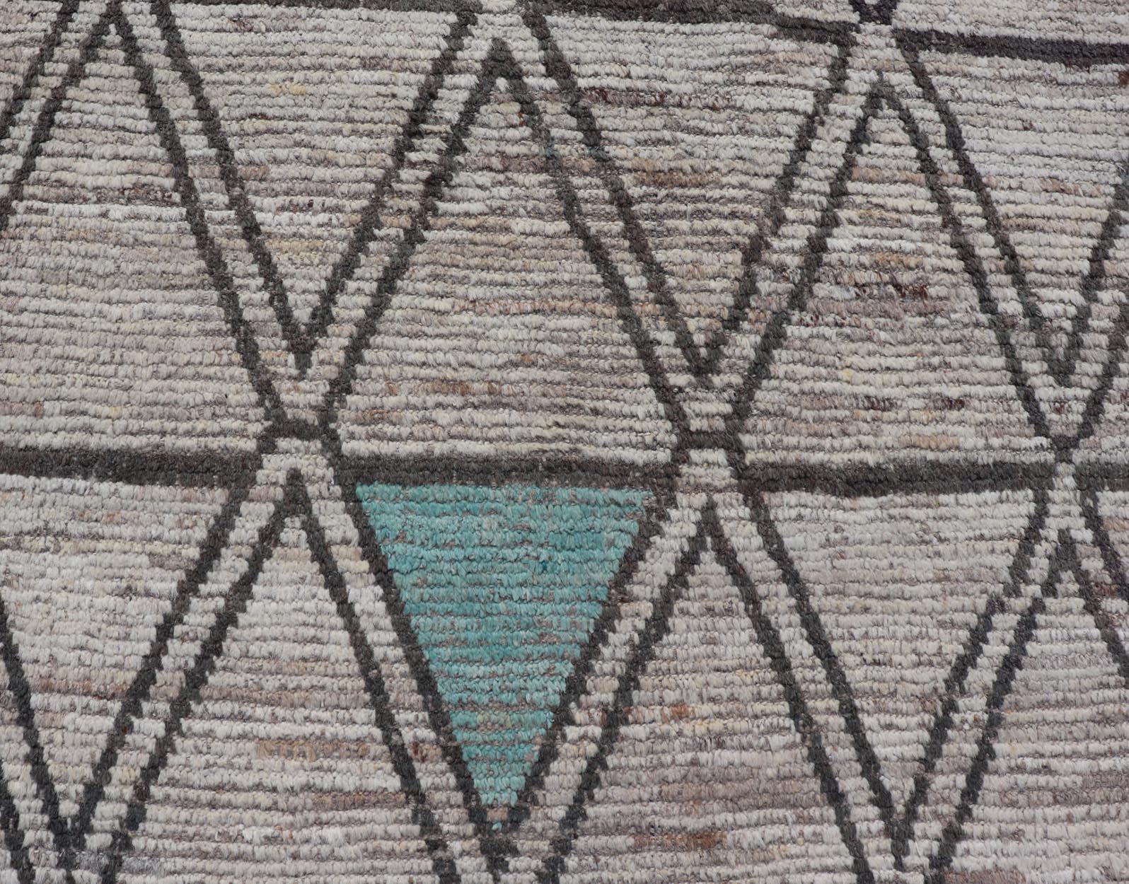 Großer moderner Teppich im marokkanischen Stil im Distressed-Stil mit Diamanten und dreieckigem Design im Angebot 4