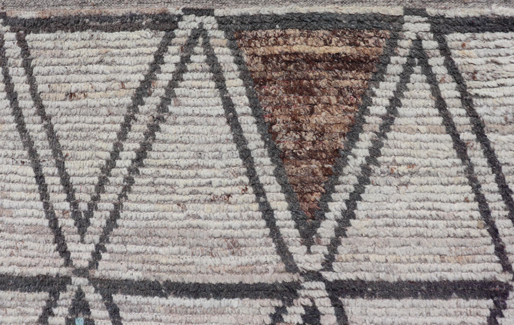 Großer moderner Teppich im marokkanischen Stil im Distressed-Stil mit Diamanten und dreieckigem Design (Moderne) im Angebot