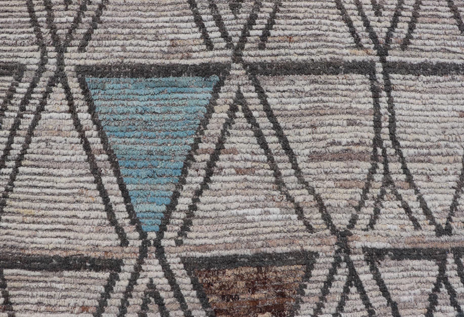 Großer moderner Teppich im marokkanischen Stil im Distressed-Stil mit Diamanten und dreieckigem Design (Afghanisch) im Angebot