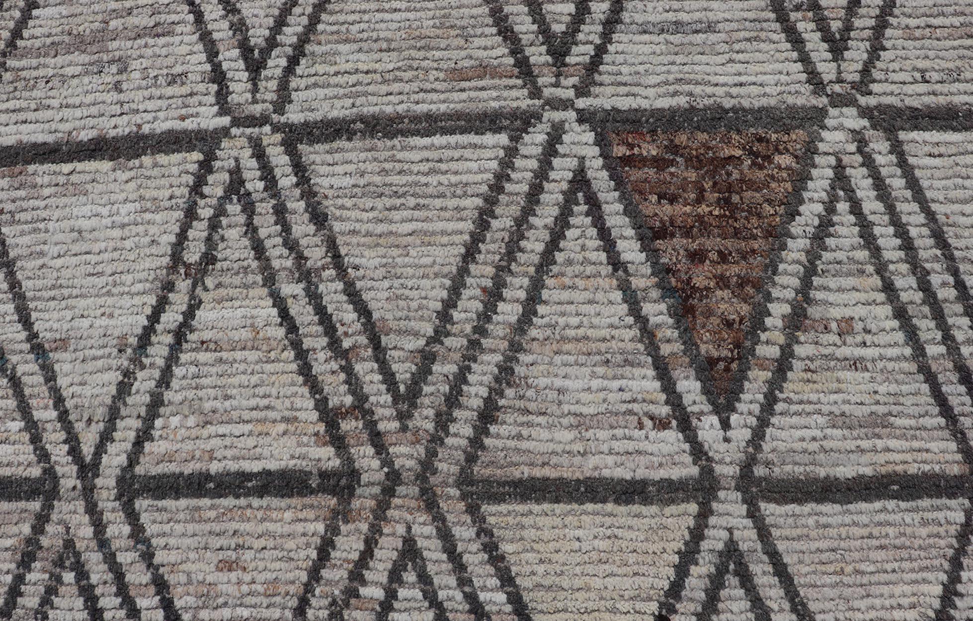 Großer moderner Teppich im marokkanischen Stil im Distressed-Stil mit Diamanten und dreieckigem Design (Handgeknüpft) im Angebot