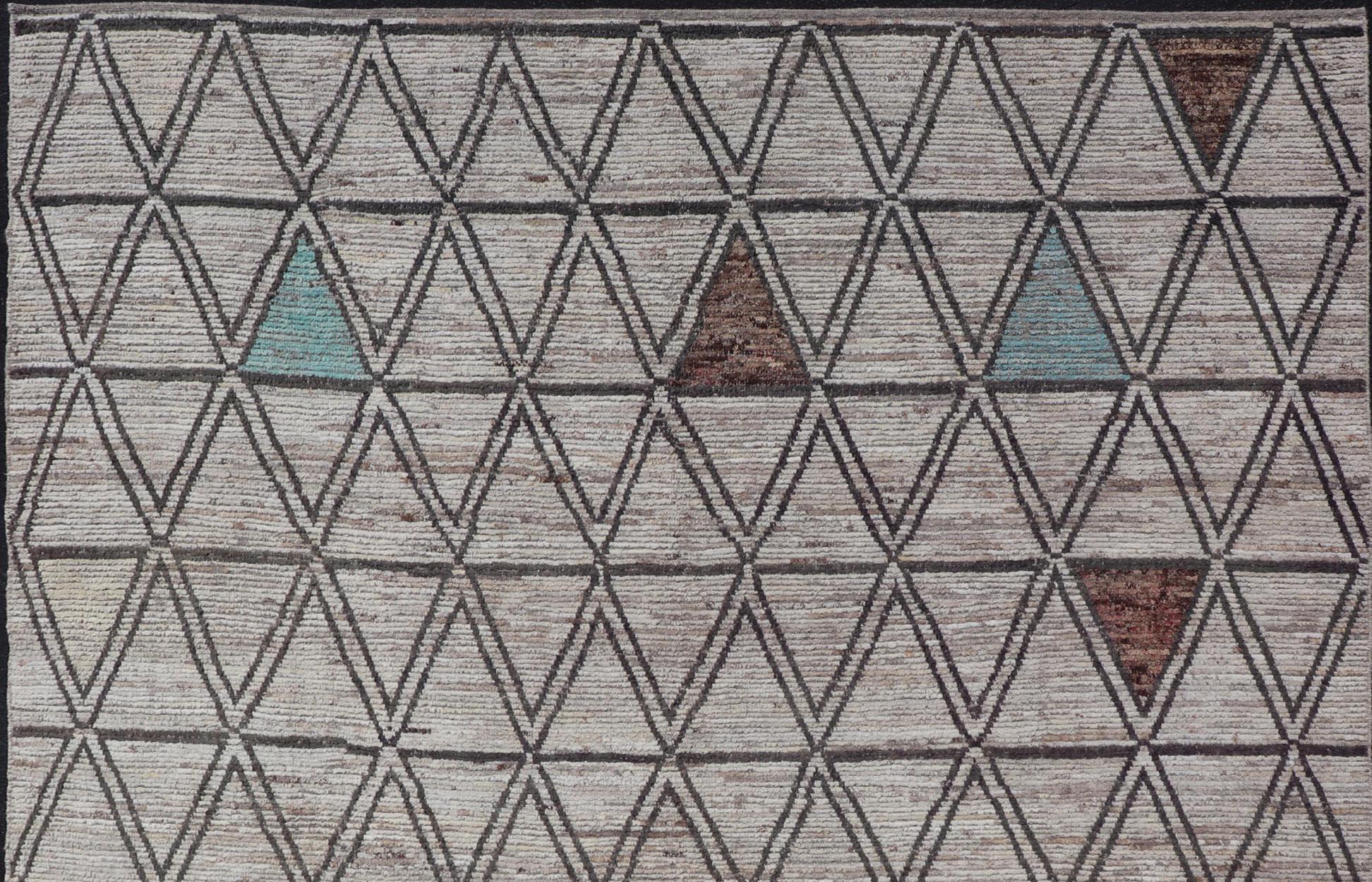 Großer moderner Teppich im marokkanischen Stil im Distressed-Stil mit Diamanten und dreieckigem Design im Zustand „Neu“ im Angebot in Atlanta, GA