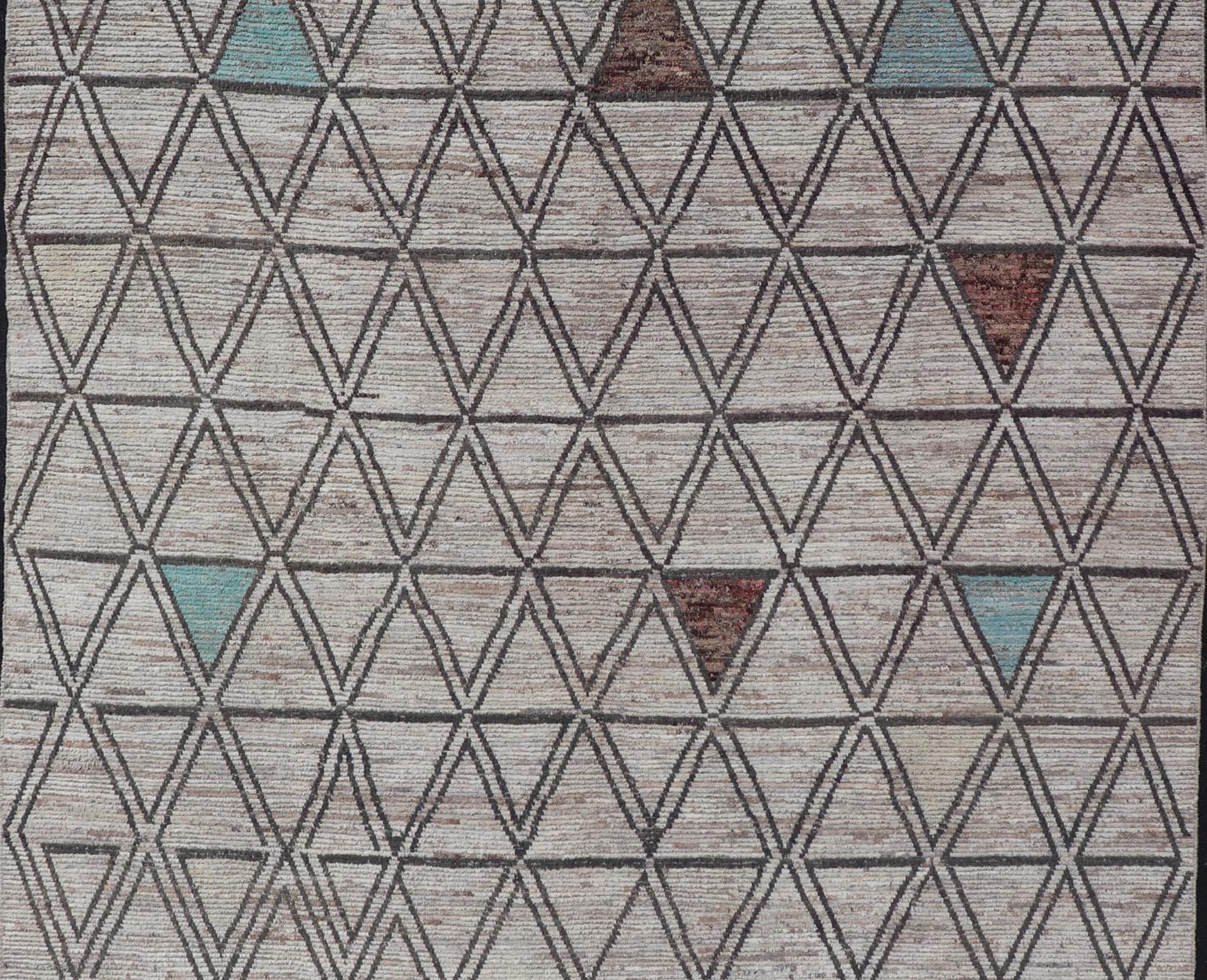 Großer moderner Teppich im marokkanischen Stil im Distressed-Stil mit Diamanten und dreieckigem Design (21. Jahrhundert und zeitgenössisch) im Angebot