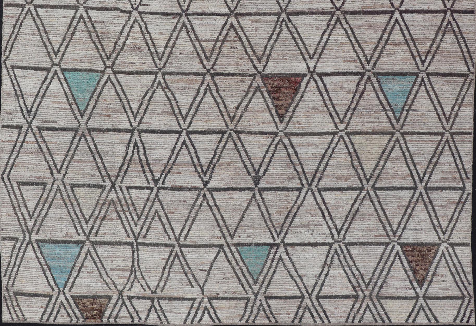 Großer moderner Teppich im marokkanischen Stil im Distressed-Stil mit Diamanten und dreieckigem Design (Wolle) im Angebot