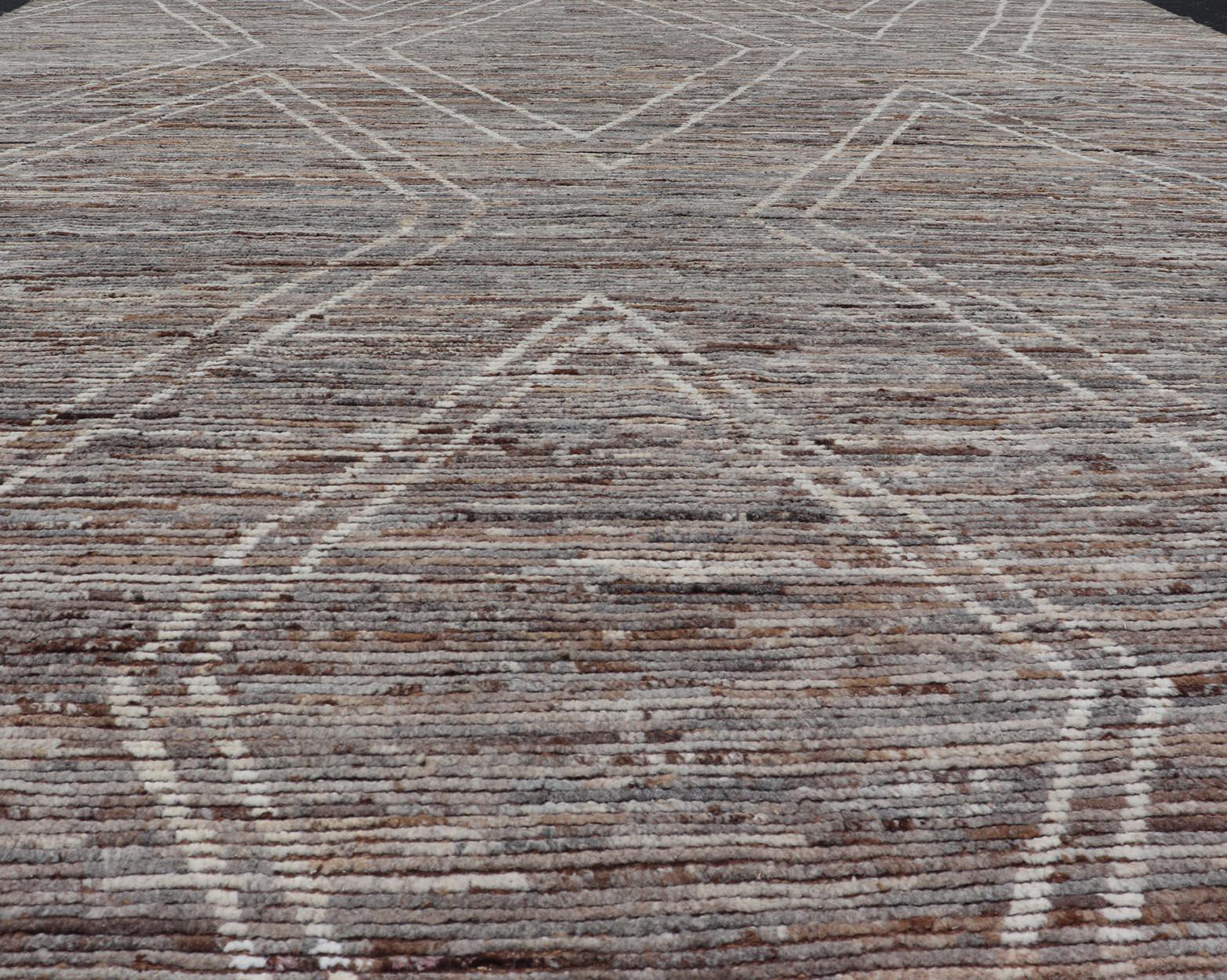 Großer moderner Teppich im marokkanischen Stil mit Diamantdesign von Keivan Woven Arts im Angebot 4