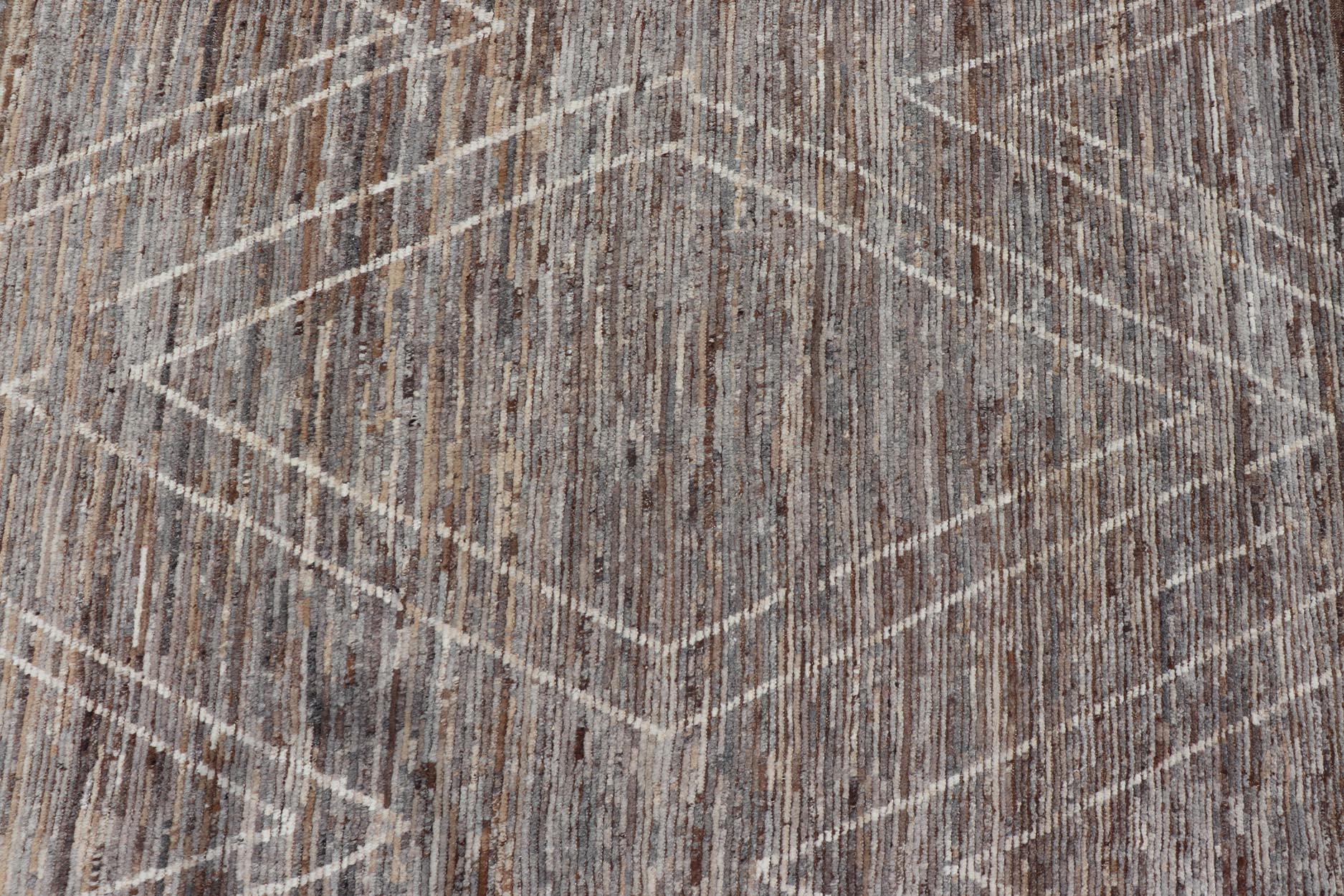 Großer moderner Teppich im marokkanischen Stil mit Diamantdesign von Keivan Woven Arts im Angebot 6