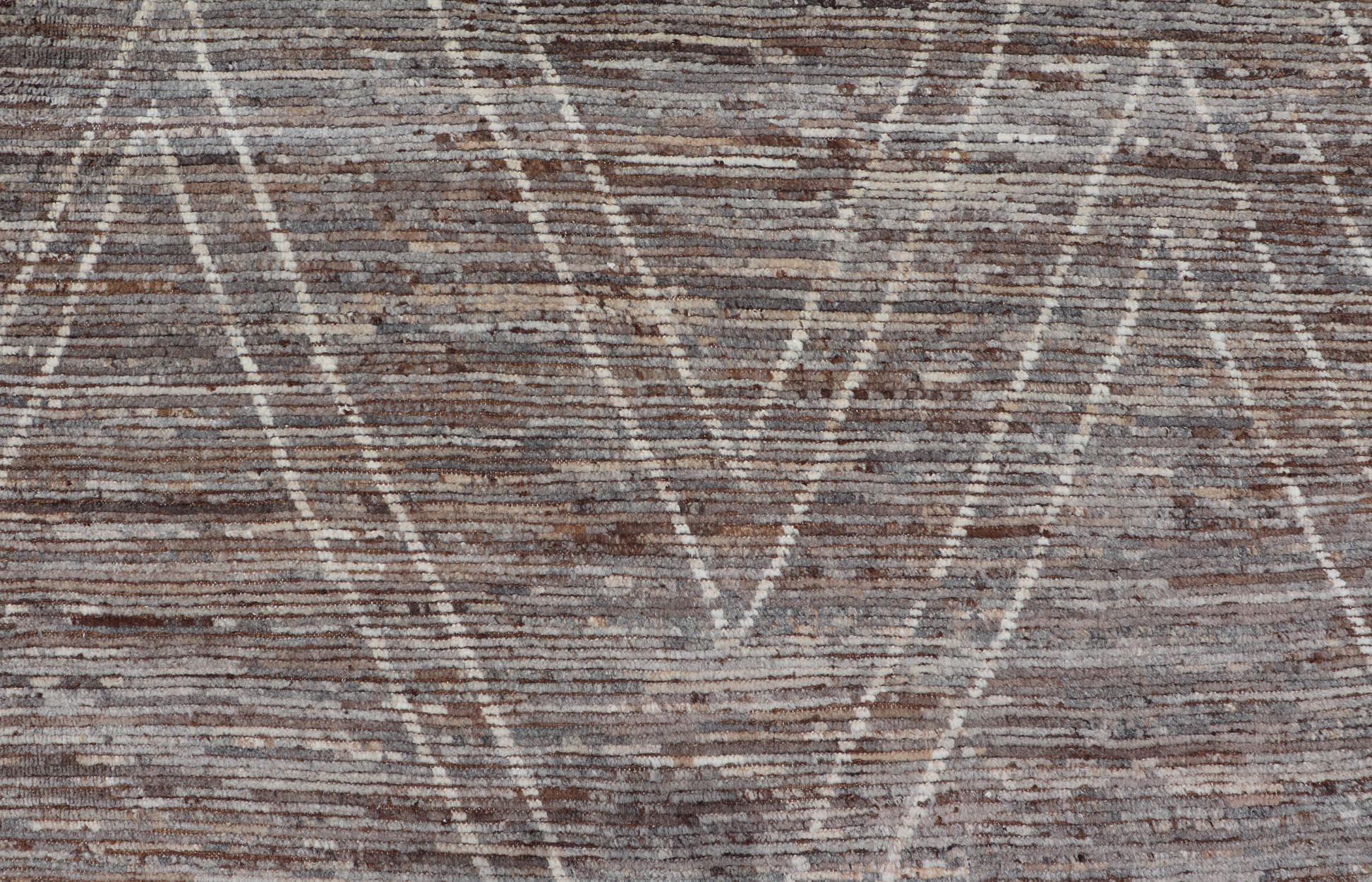 Großer moderner Teppich im marokkanischen Stil mit Rautenmuster in erdigen Tönen. Keivan Woven Arts; Teppich SNK-1880, Herkunftsland / Art: Afghanistan / Modern Casual, etwa Anfang des 21. Jahrhunderts.
Maße: 10'5 x 14'0 
Dieser moderne, lässige