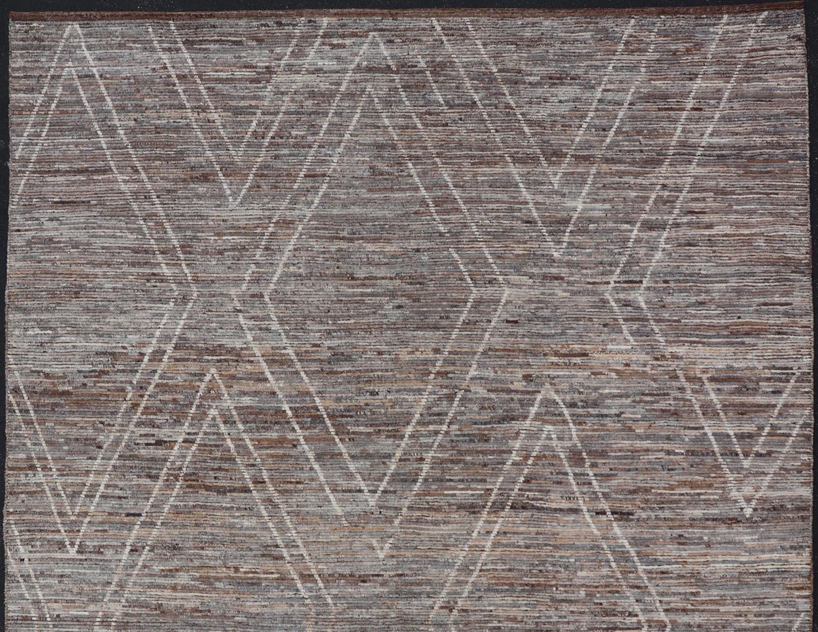 Großer moderner Teppich im marokkanischen Stil mit Diamantdesign von Keivan Woven Arts (Handgeknüpft) im Angebot