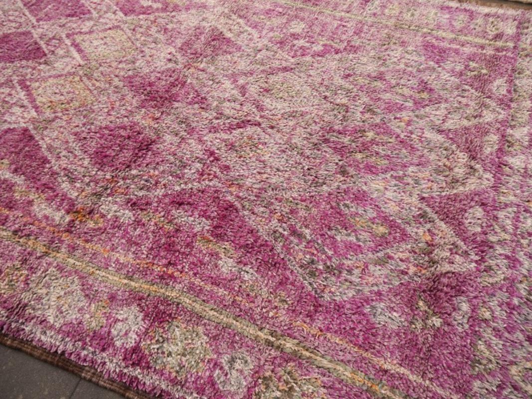 Tapis Beni MGuild très grand tapis berbère marocain vintage semi-ancien en vente 6