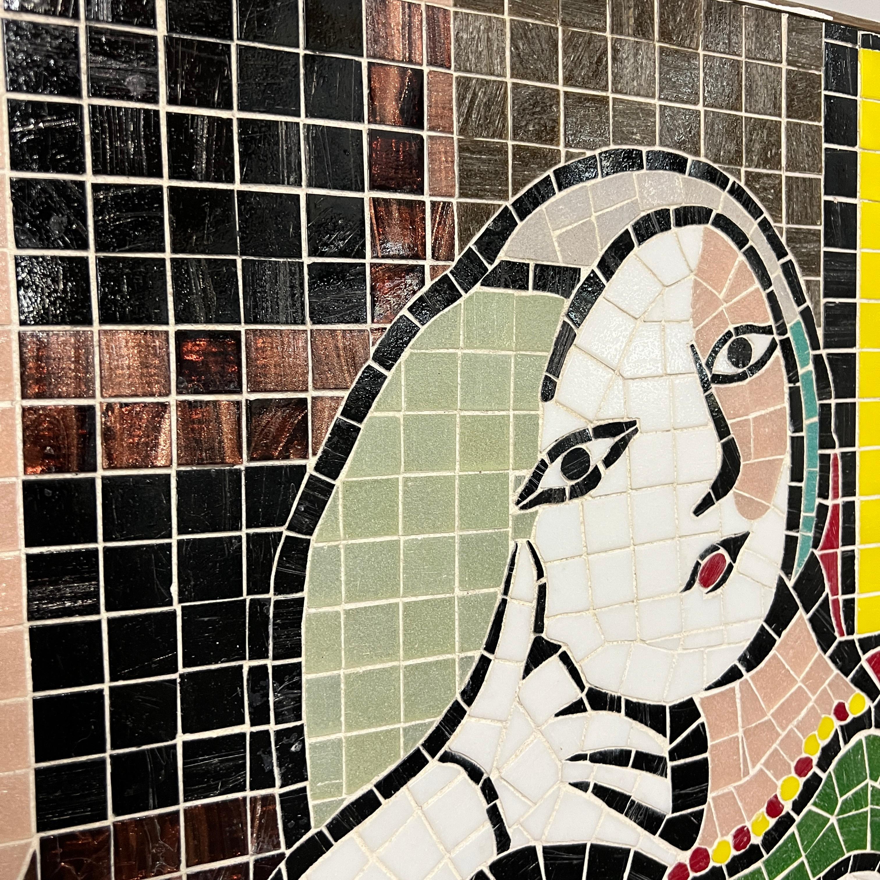 Grande opera d'arte a mosaico che riprende lo stile della 