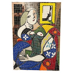Grande opera d'arte a mosaico che riprende lo stile della "Donna con libro" di Pablo Picasso