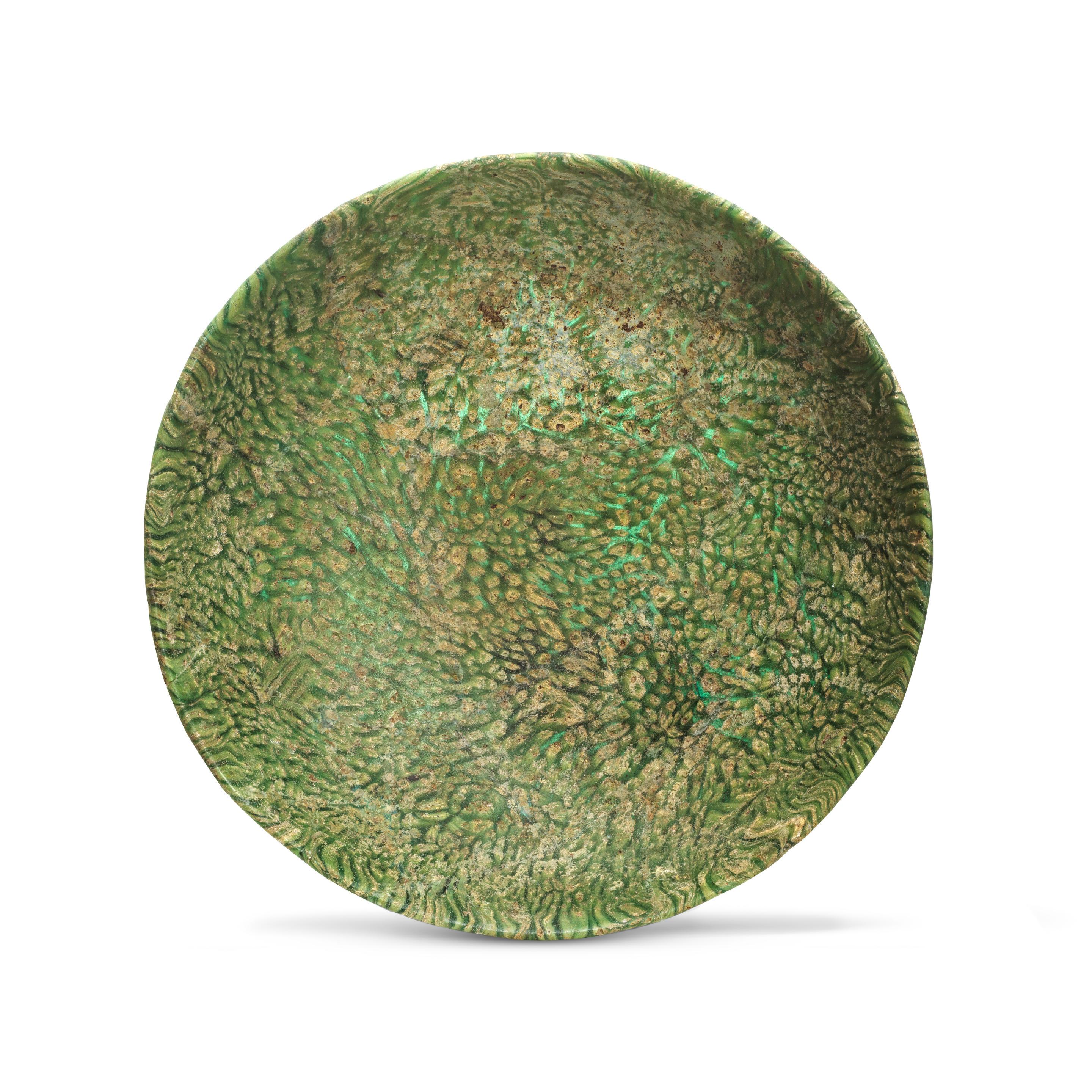 Piatto in vetro poco profondo con un motivo a mosaico composito formato da sezioni poligonali di canne gialle e verdi, incastonate in uno sfondo verde traslucido.

Ciotole, piatti e coppe in vetro a mosaico risalenti alla fine del I secolo a.C. sono