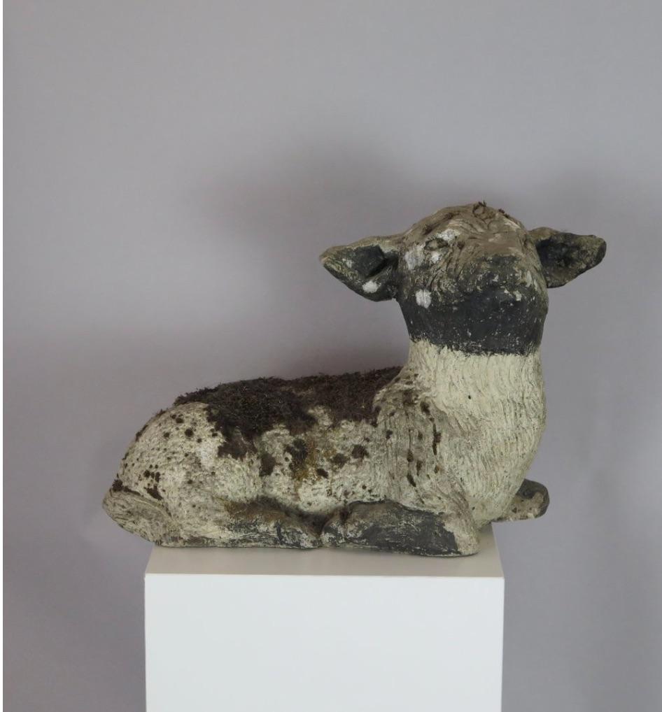 Statua in pietra fortemente patinata di un agnello di primavera. Inghilterra, circa 1960.
