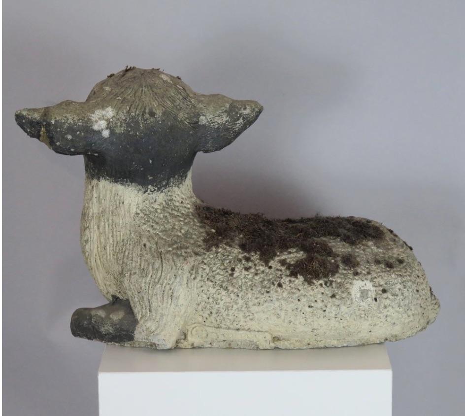 Inglese Grande statua di agnello ricoperta di muschio, Inghilterra in vendita