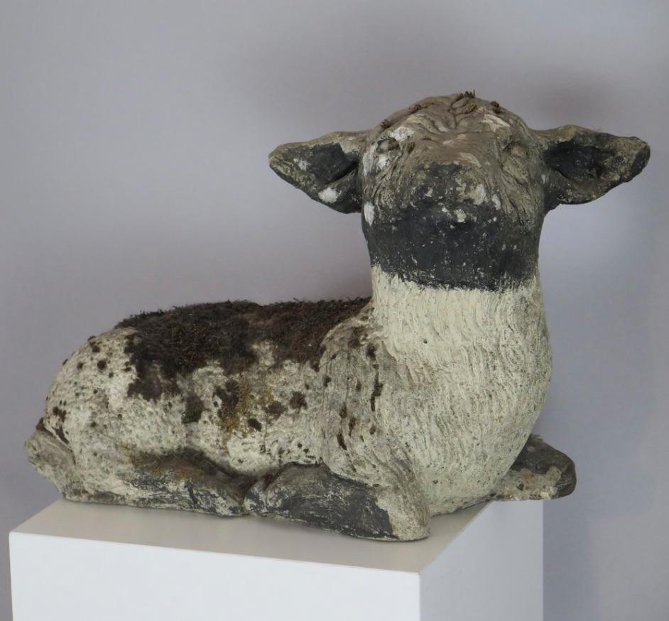Grande statua di agnello ricoperta di muschio, Inghilterra In condizioni buone in vendita a Washington, DC