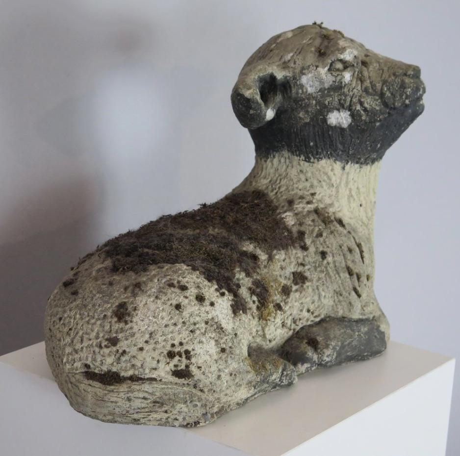 Metà XX secolo Grande statua di agnello ricoperta di muschio, Inghilterra in vendita