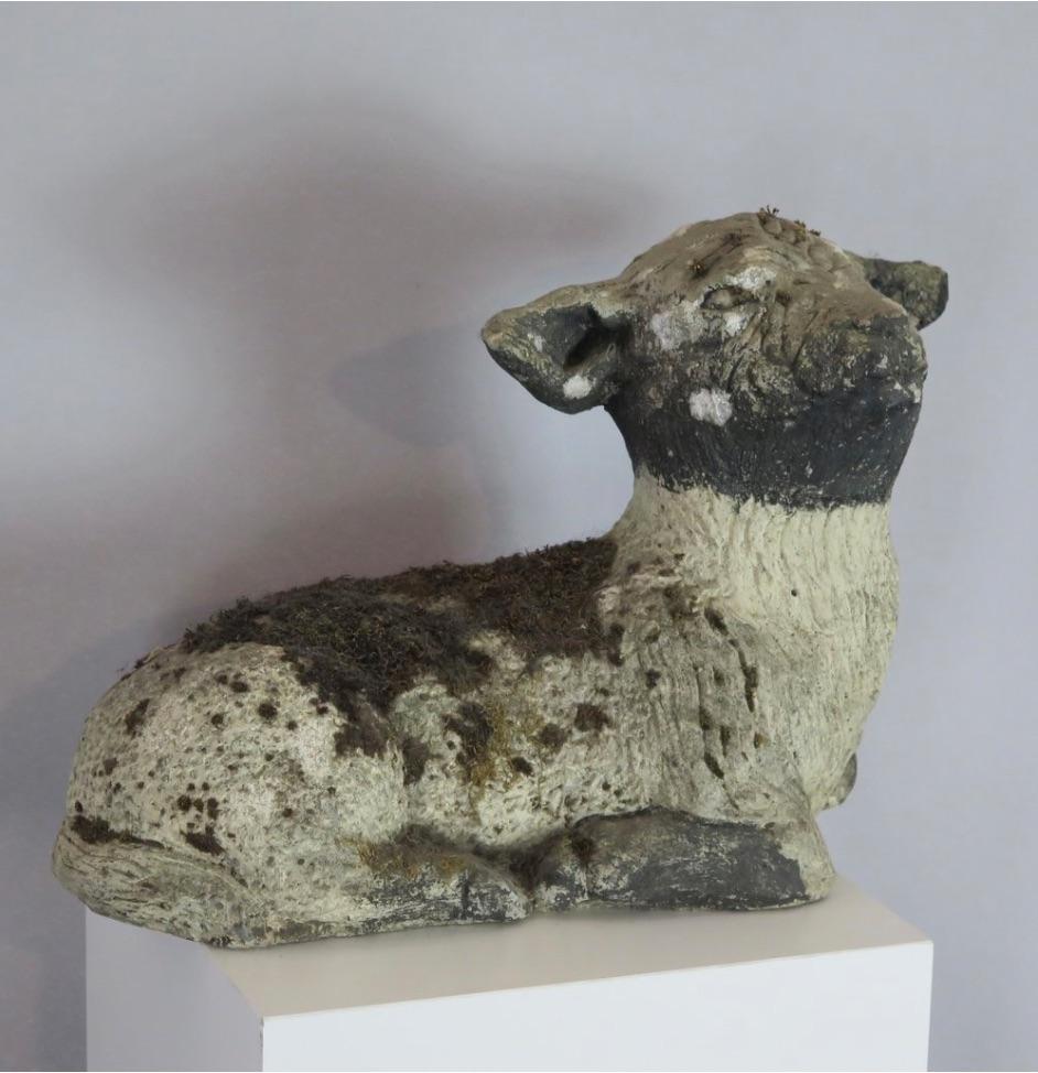 Pietra Grande statua di agnello ricoperta di muschio, Inghilterra in vendita