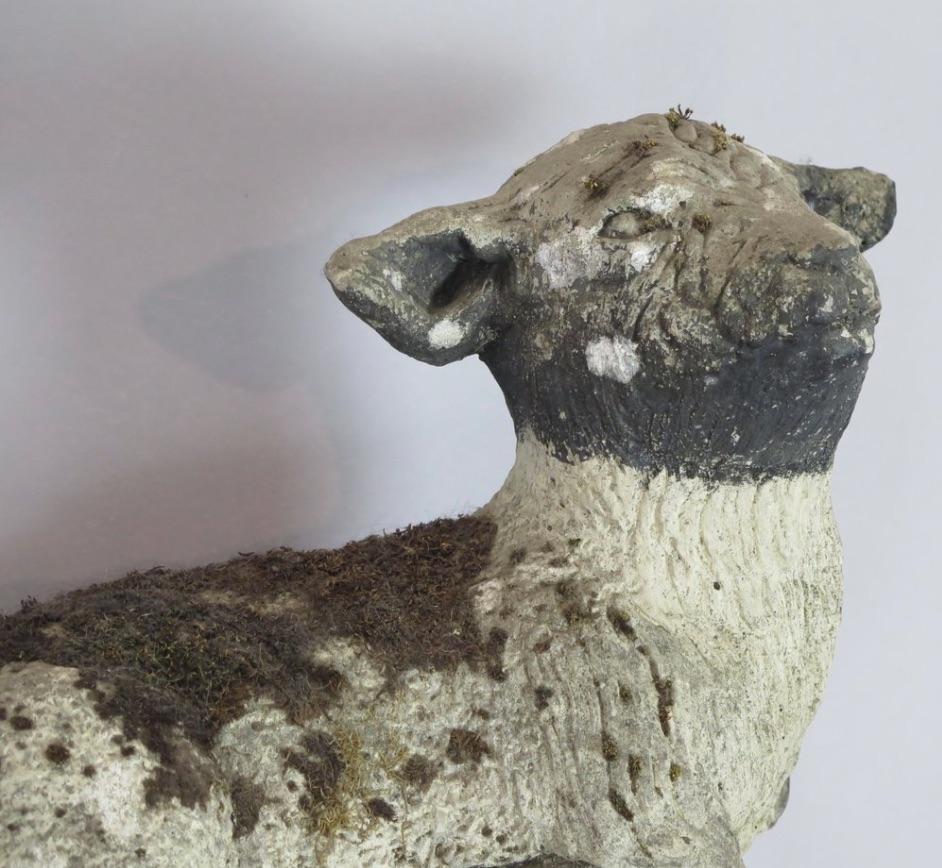 Grande statua di agnello ricoperta di muschio, Inghilterra in vendita 1