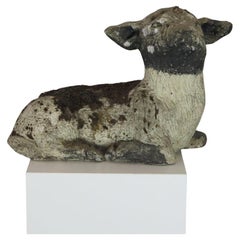 Grande statua di agnello ricoperta di muschio, Inghilterra