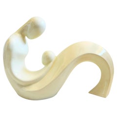 Grande scultura postmoderna in ceramica raffigurante una madre e un bambino, realizzata da Vanguard USA