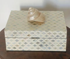 Grande boîte incrustée de nacre avec turbo coquille