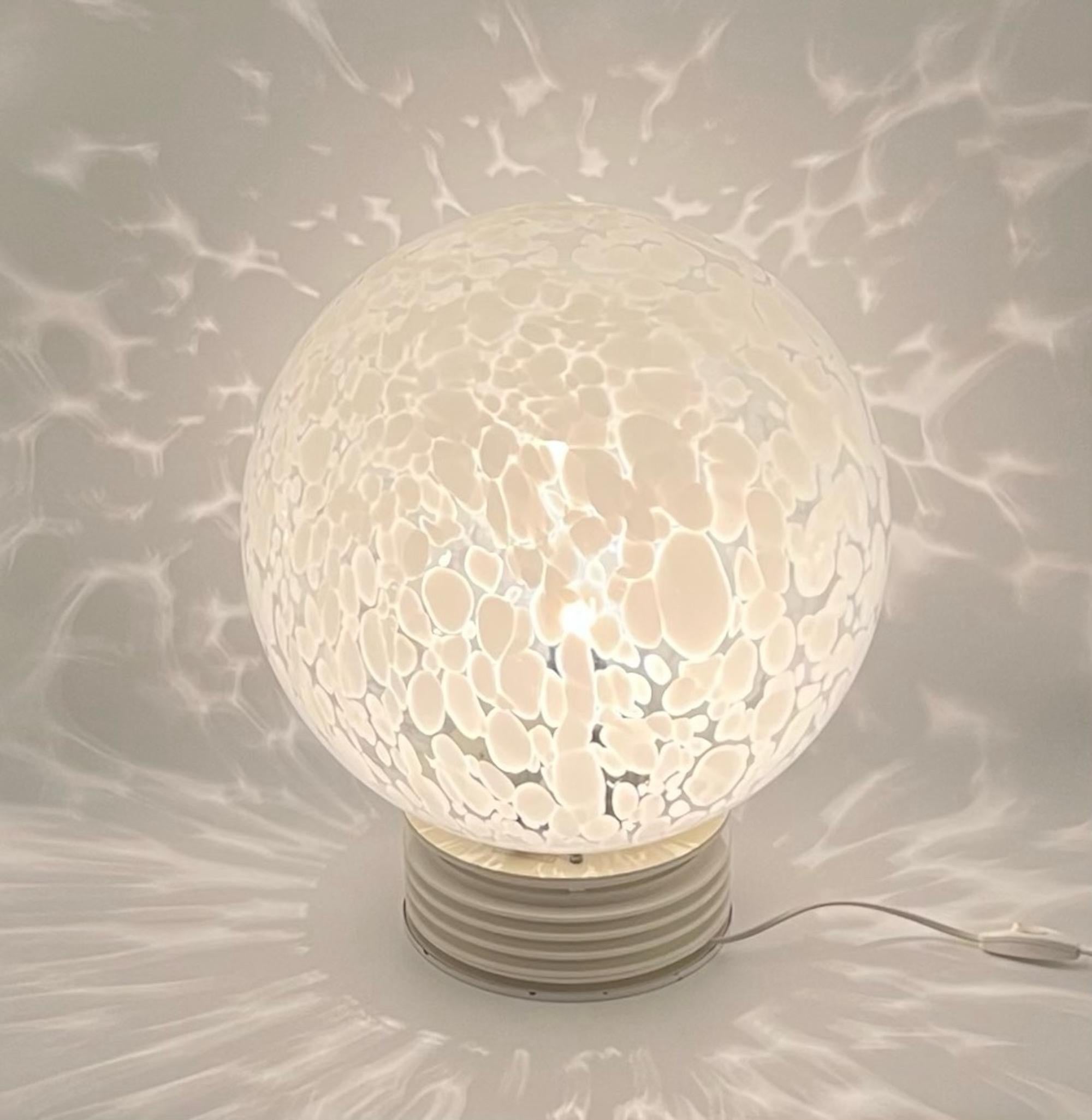 Impressionnant et grand lampadaire ou lampe de table fabriqué à la fin des années 80 par F Fabbian. 

Ce magnifique abat-jour en verre tacheté est doté d'un grand bol en verre de 37 cm de diamètre. La base est constituée d'anneaux en plastique blanc