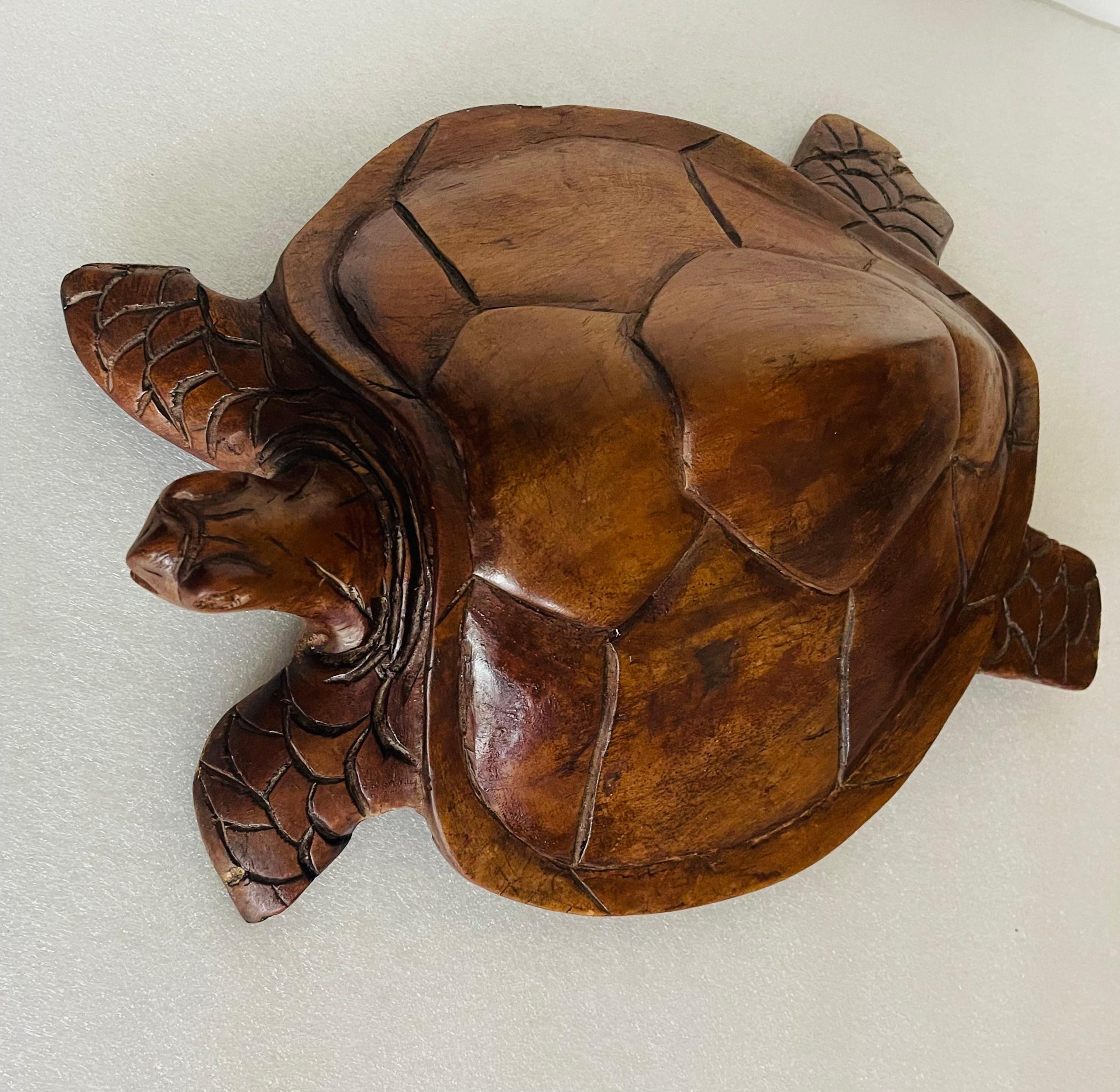 Scultura vintage di tartaruga scolpita a mano in legno tropicale.