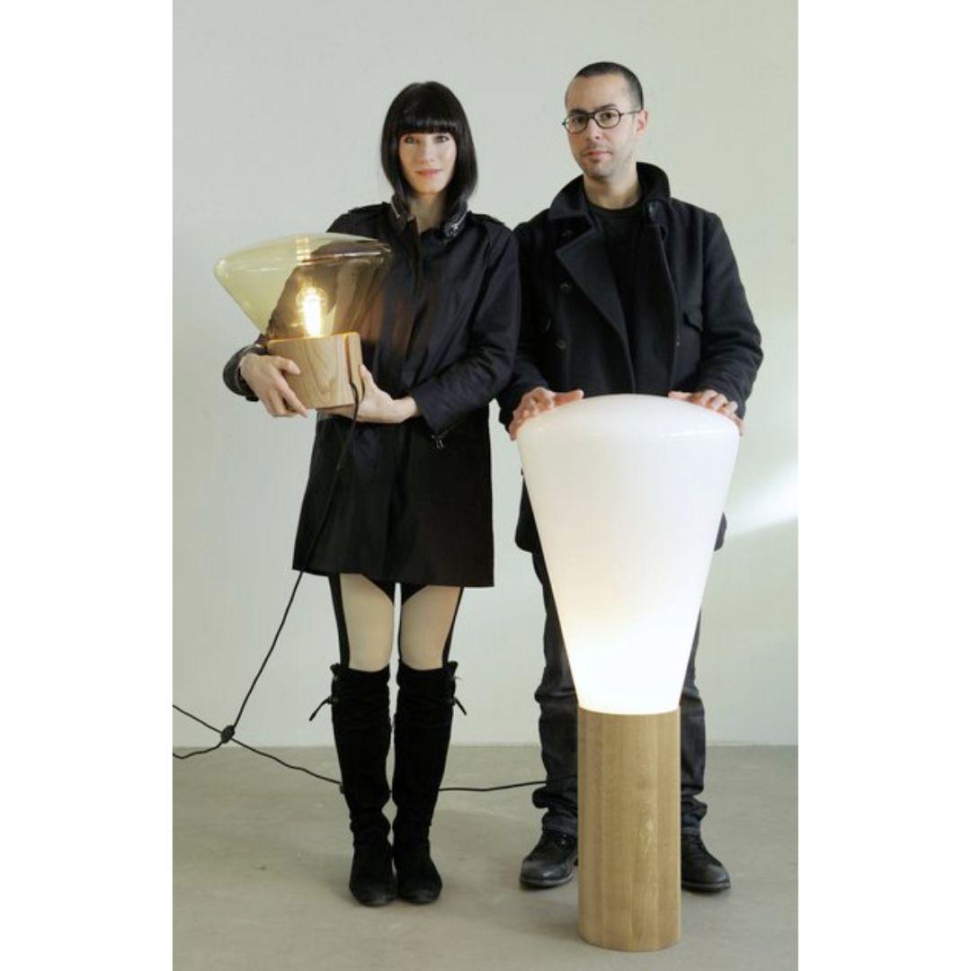 Große Tischlampe 'Muffins 02' aus geblasenem Opalglas und gebeiztem Holz für Brokis im Angebot 4