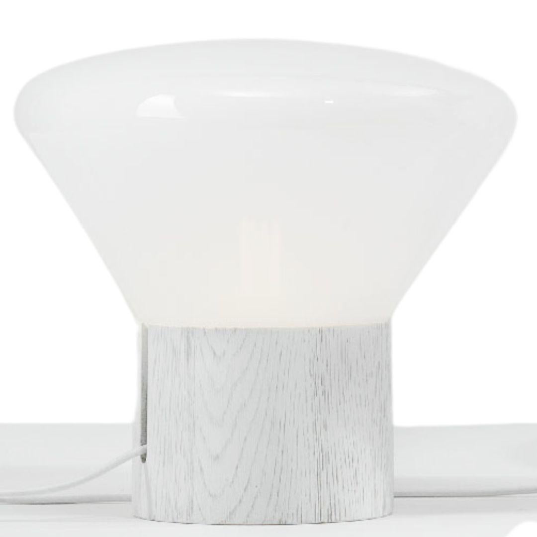 Große Tischlampe 'Muffins 02' aus geblasenem Opalglas und gebeiztem Holz für Brokis (Moderne der Mitte des Jahrhunderts) im Angebot
