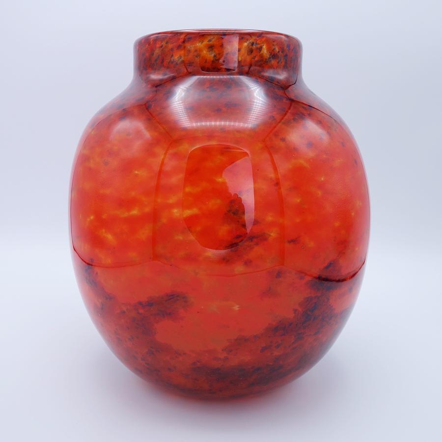 Ce vase en verre d'art Art déco de Muller Frères présente un verre rouge-orange marbré sur le bord et la base avec des couleurs terre d'ombre brûlée et noire. Gravé à la main sur la face inférieure 