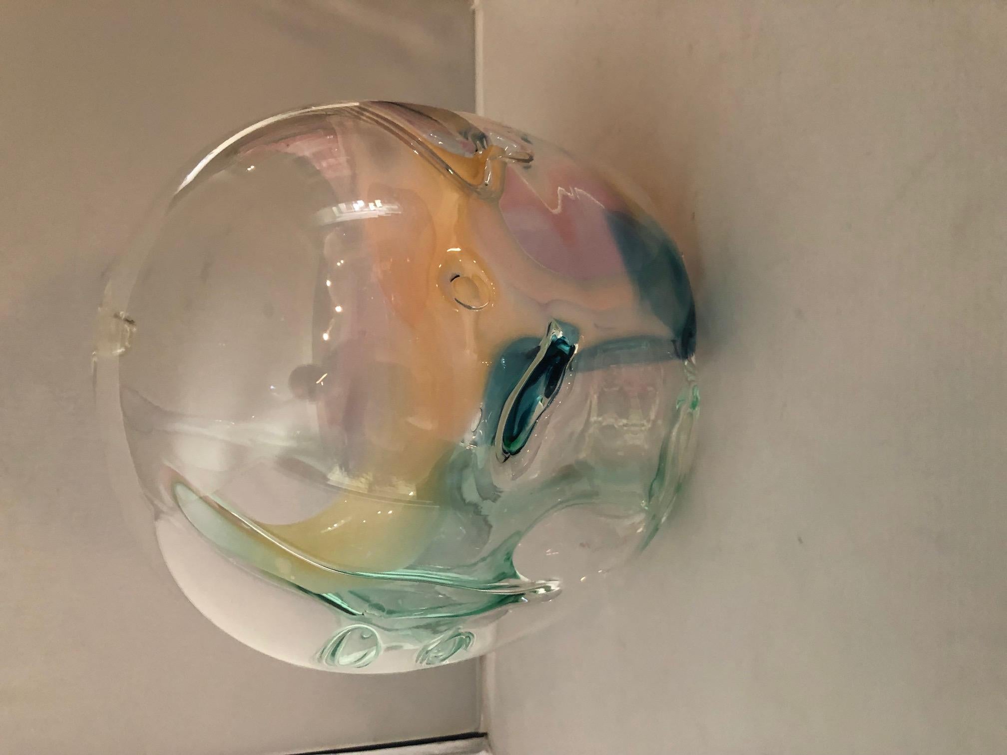 Grande sculpture d'orbe en verre d'art multicolore de Peter Bramhall Bon état - En vente à San Diego, CA