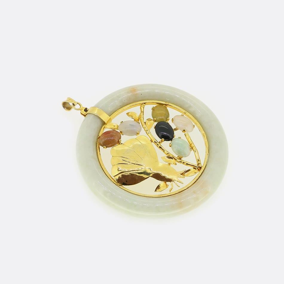 Questo è un ciondolo di giada in oro giallo 14ct. All'interno dell'anello di giada verde chiaro, ci sono 6 pietre di giada di colori diversi che interpretano i petali di una scena di fogliame.

Condit: Usato (Molto Buono)
Peso: 24,5