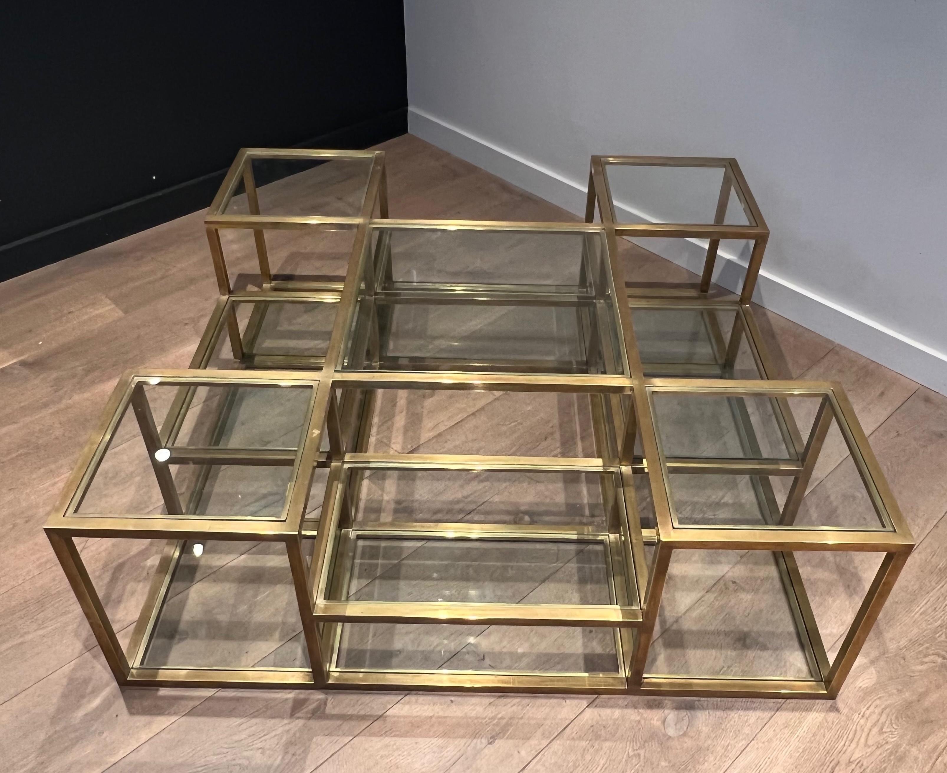 Cette magnifique et très intéressante table basse à plusieurs niveaux est fabriquée en laiton avec des étagères en verre. Il s'agit d'un ouvrage français. Circa 1970